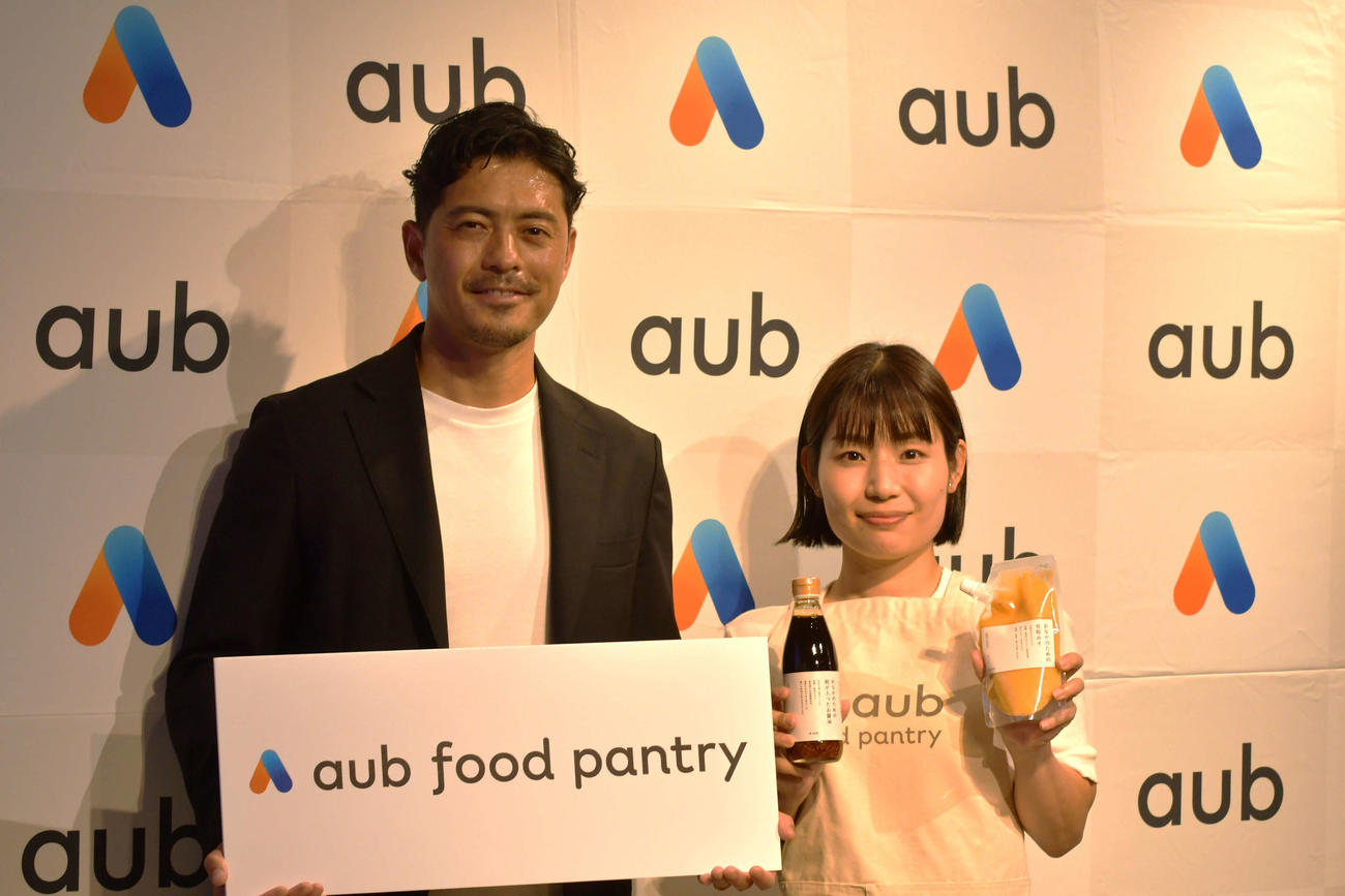 腸活食品の新ブランド「aub food pantry」のパネルを手にする鈴木啓太氏（左）