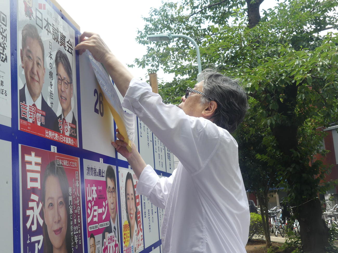 参院選で支援する山尾志桜里氏のポスター張りを行う小林よしのり氏