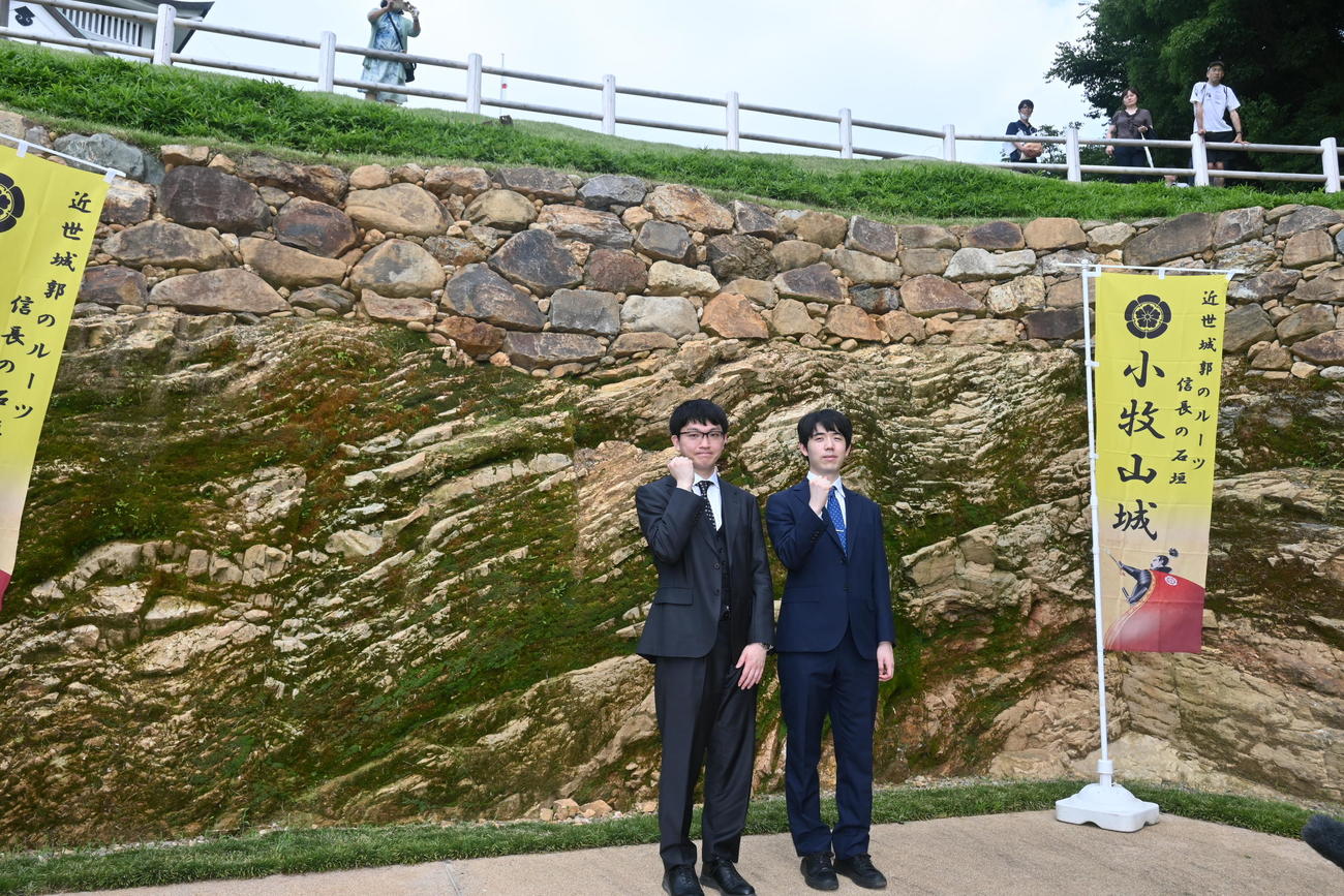 愛知県小牧市「小牧山城」を見学し、石垣の前で記念撮影する永瀬拓矢九段（左）と藤井聡太王位（撮影・松浦隆司）