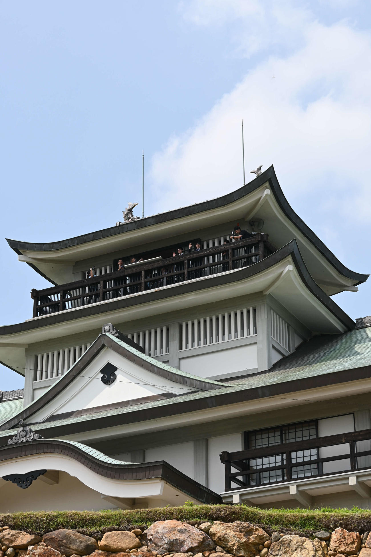 愛知県小牧市「小牧山歴史館」の展望室から手を振る藤井聡太王位（右）永瀬拓矢九段（撮影・松浦隆司）