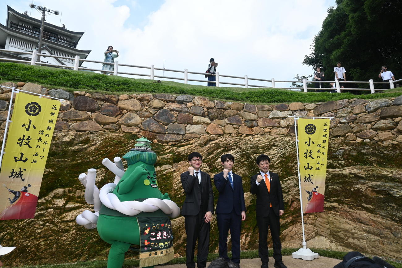 愛知県小牧市「小牧山城」を見学し、石垣の前で記念撮影する左から永瀬拓矢九段、藤井聡太王位、山下史守朗小牧市市長（撮影・松浦隆司）