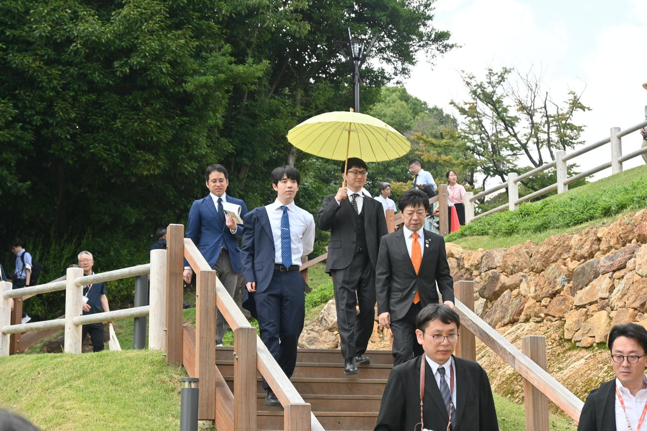 愛知県小牧市「小牧山城」を見学した藤井聡太王位（左）永瀬拓矢九段（撮影・松浦隆司）