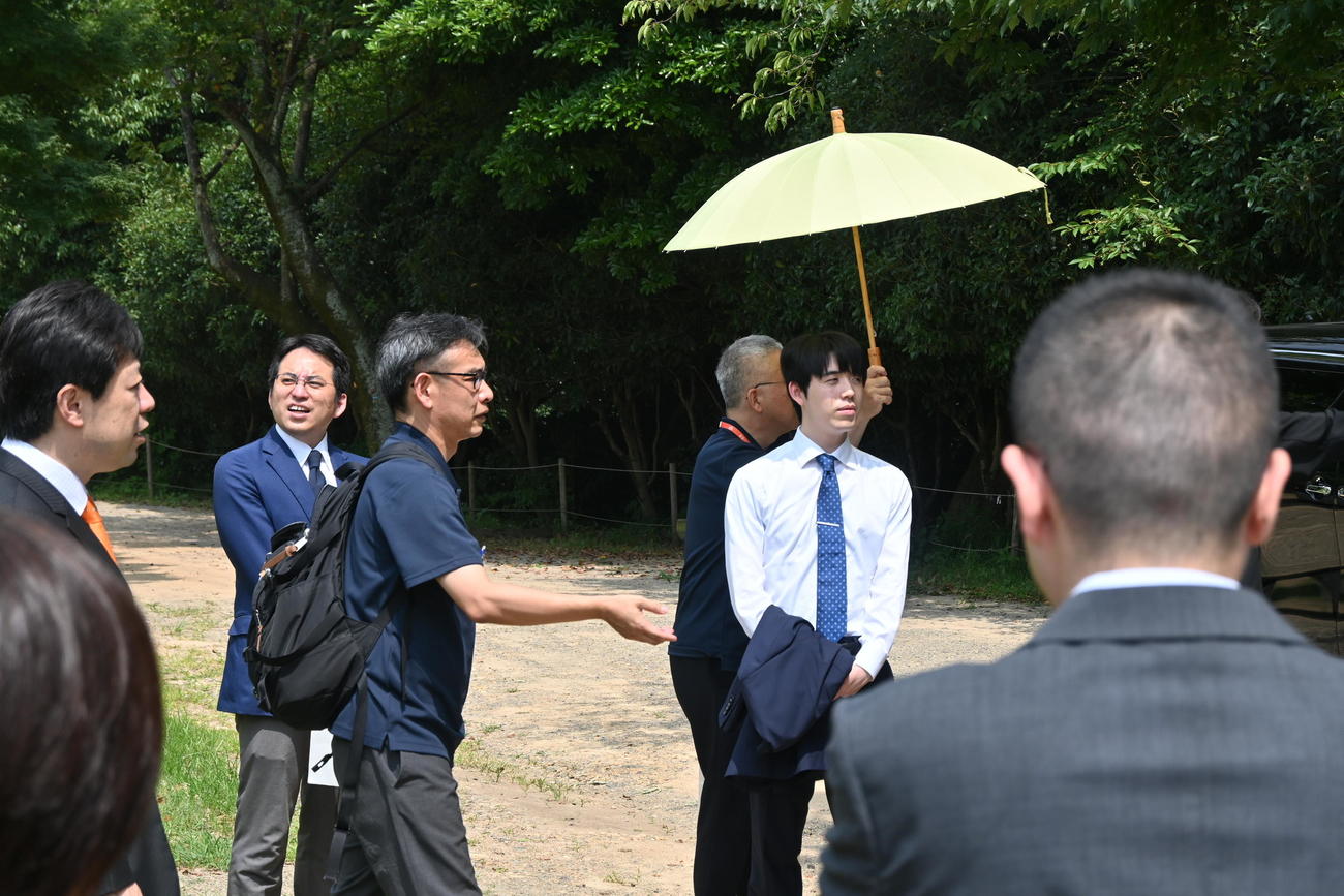 愛知県小牧市「小牧山城」に到着した藤井聡太王位（撮影・松浦隆司）