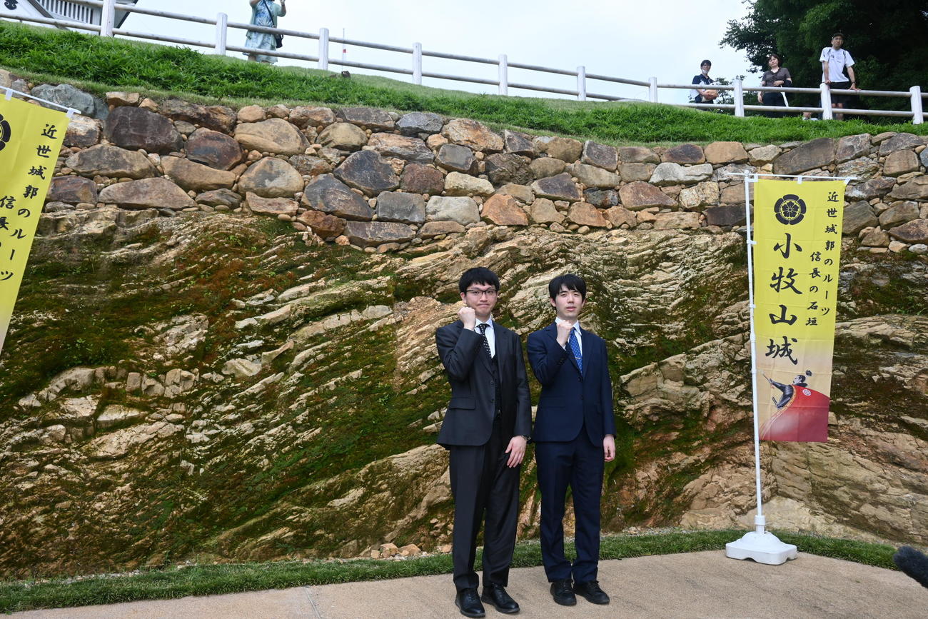 愛知県小牧市「小牧山城」を見学し、石垣の前で記念撮影する永瀬拓矢九段（左）、藤井聡太王位（撮影・松浦隆司）
