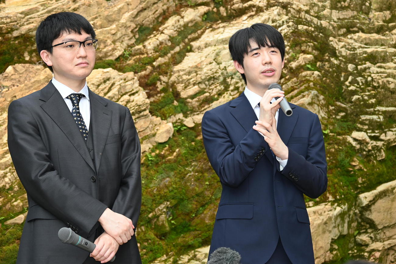4日、愛知県小牧市「小牧山城」を見学し、石垣の前で取材に応じる永瀬拓矢九段（左）、藤井聡太王位（撮影・松浦隆司）