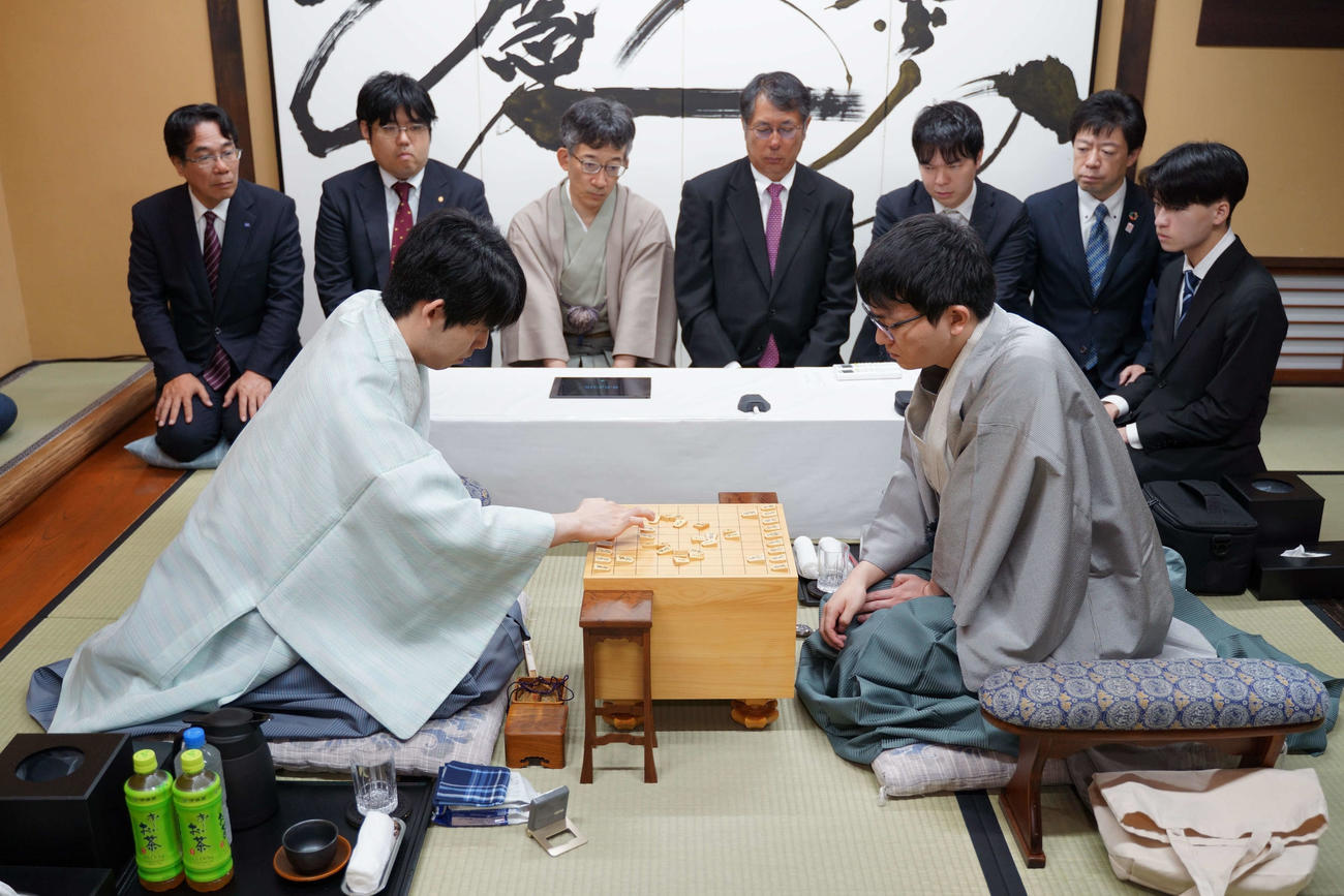 王位戦7番勝負開幕局に臨んだ藤井聡太王位（左）永瀬拓矢九段（日本将棋連盟提供）