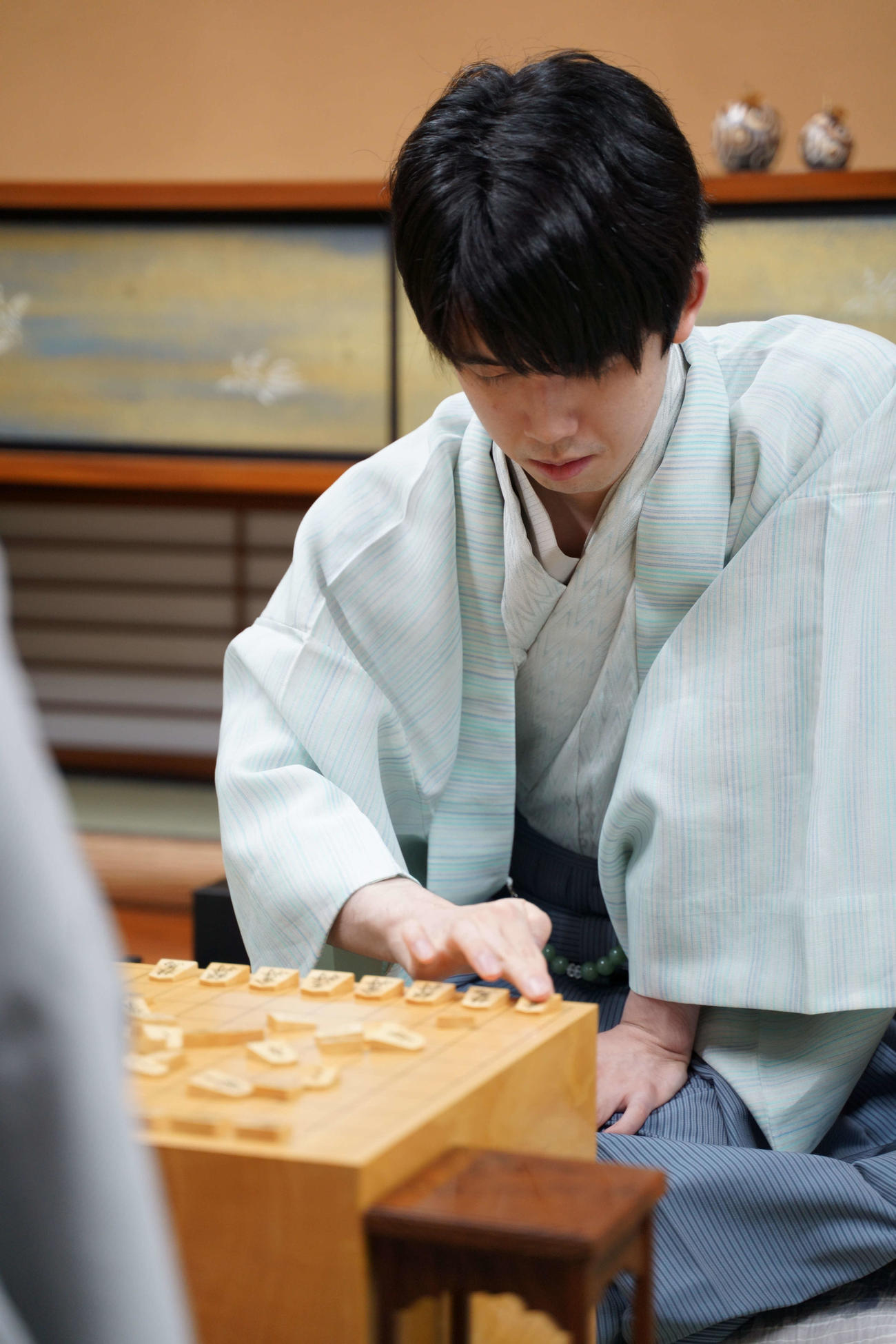 王位戦第1局2日目に臨んだ藤井聡太王位（左）永瀬拓矢九段（日本将棋連盟提供）