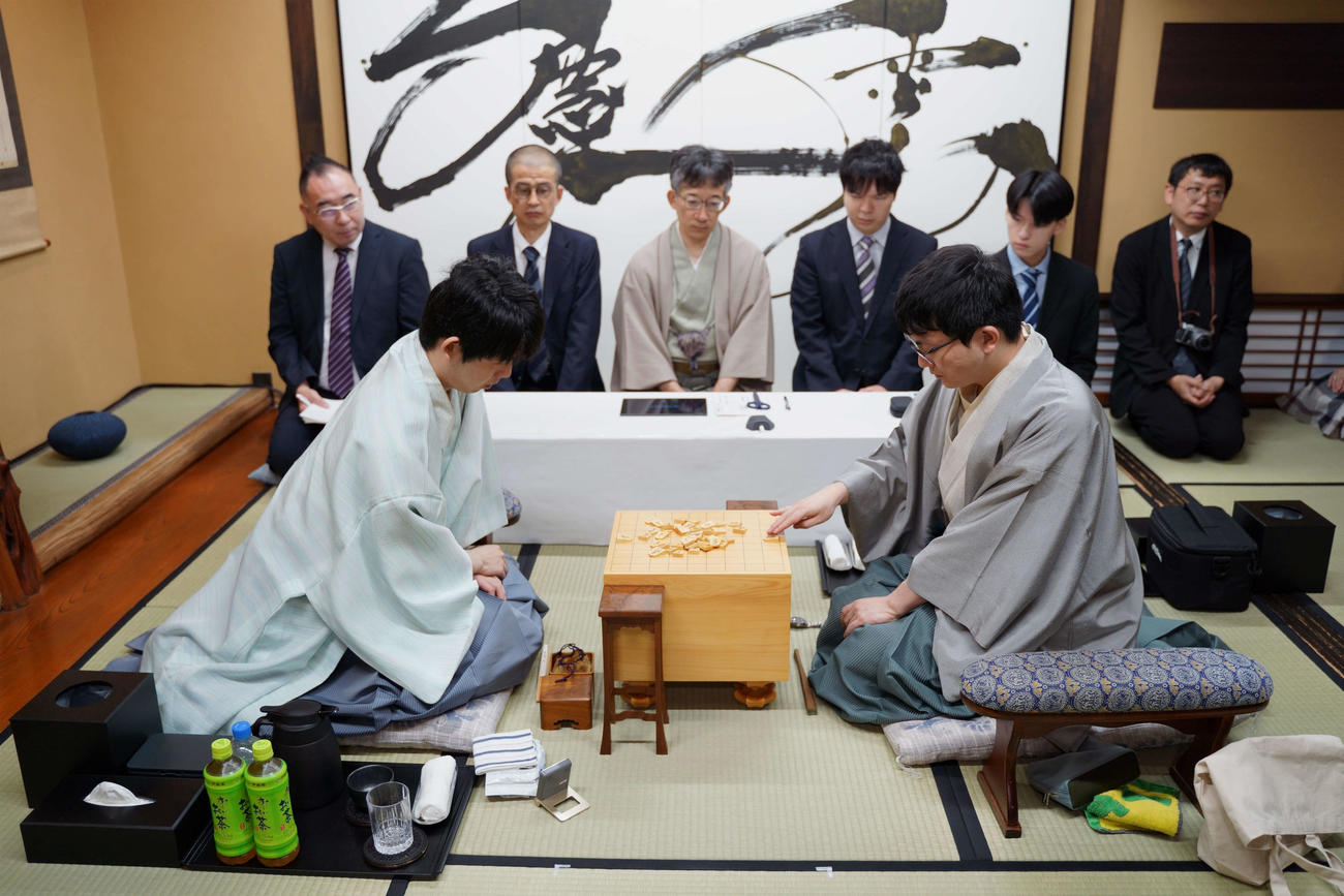 王位戦第1局2日目に臨んだ藤井聡太王位（左）永瀬拓矢九段（日本将棋連盟提供）