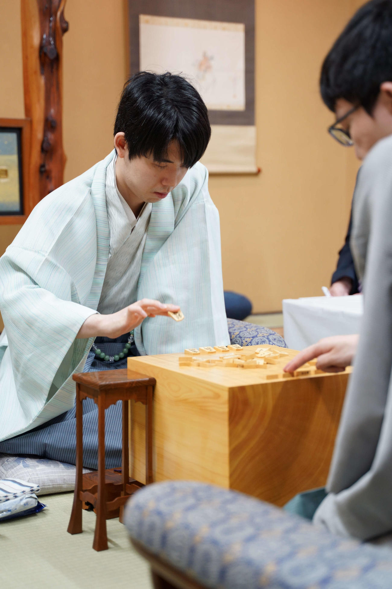 王位戦第1局2日目に臨んだ藤井聡太王位（日本将棋連盟提供）