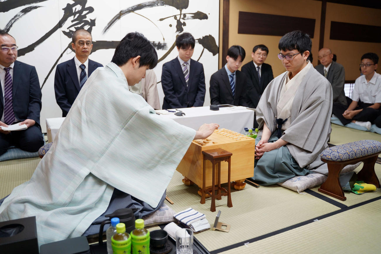 王位戦第1局2日目に臨んだ永瀬拓矢九段（右）藤井聡太王位（日本将棋連盟提供）
