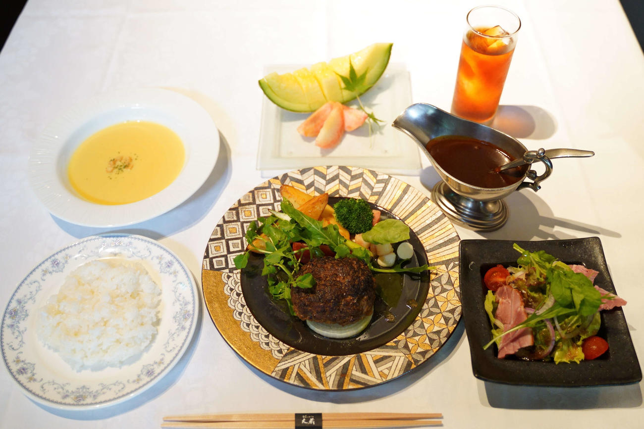 藤井聡太王位の昼食「「大蔵名物黒毛和牛ハンバーグ　王位戦スペシャル」（日本将棋連盟提供）
