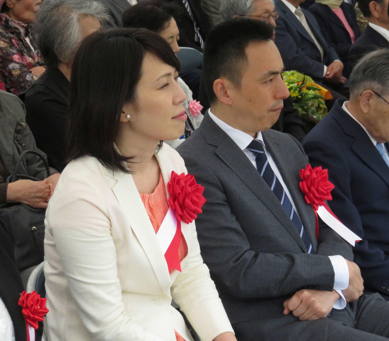 公の場にそろって姿を見せた長男雄一郎氏（右）と長女真奈子さん