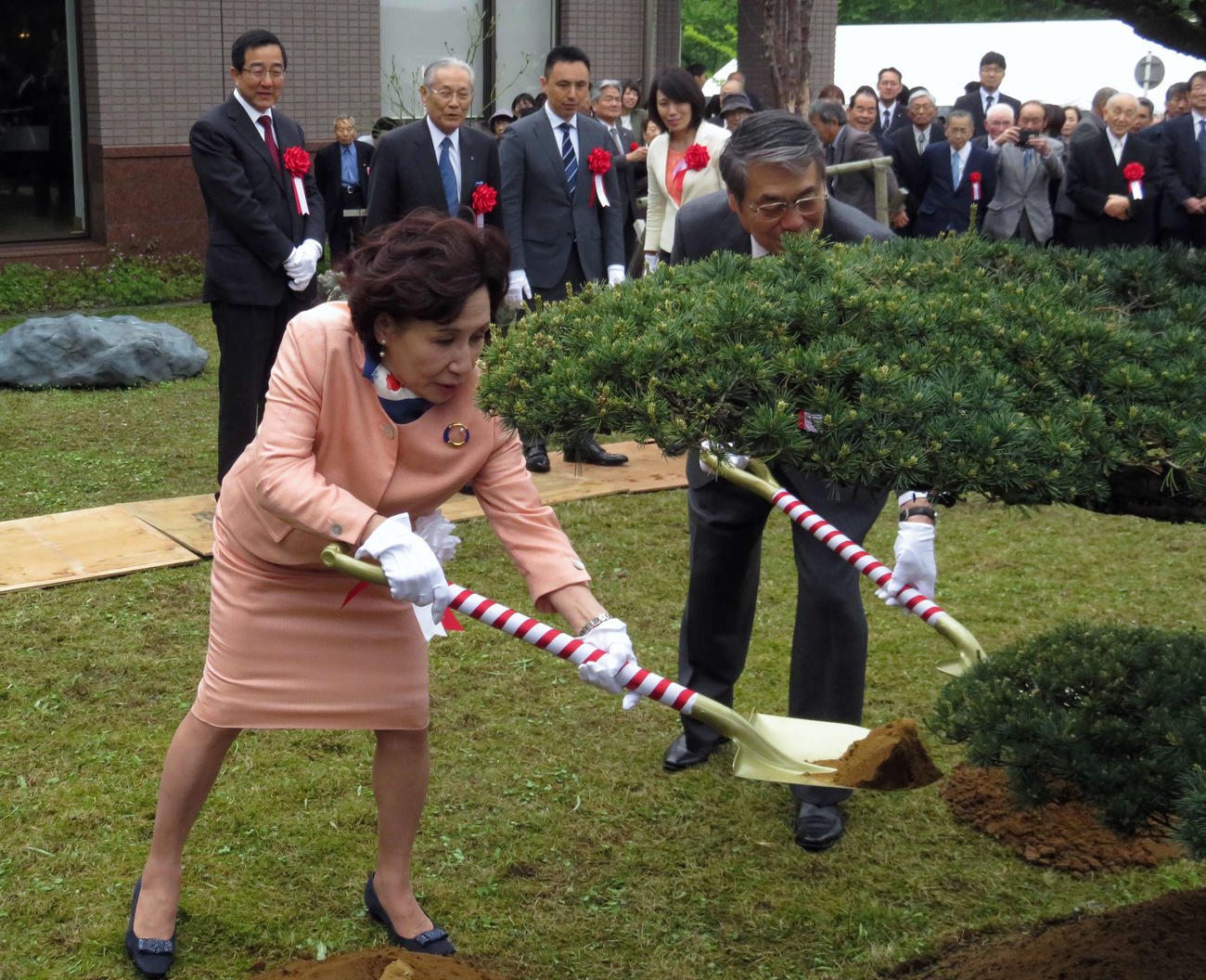 五葉松を記念植樹する田中真紀子さん（左）と直紀氏。後方左3人目から長男雄一郎氏と長女真奈子さん
