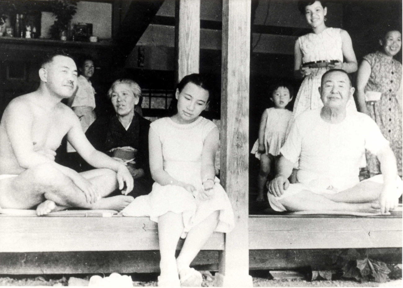 里帰りした田中角栄元首相（左端）とともに生家でくつろぐ田中真紀子氏。右が祖父の角次さん、左から2人目が祖母のフメさん（1957年撮影）