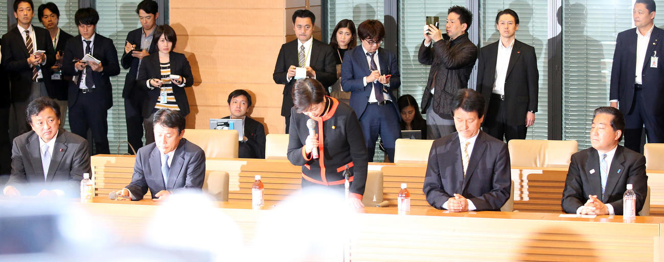 希望の党の初めての両院議員懇談会で、あいさつを終えて頭を下げる小池百合子代表（中央）