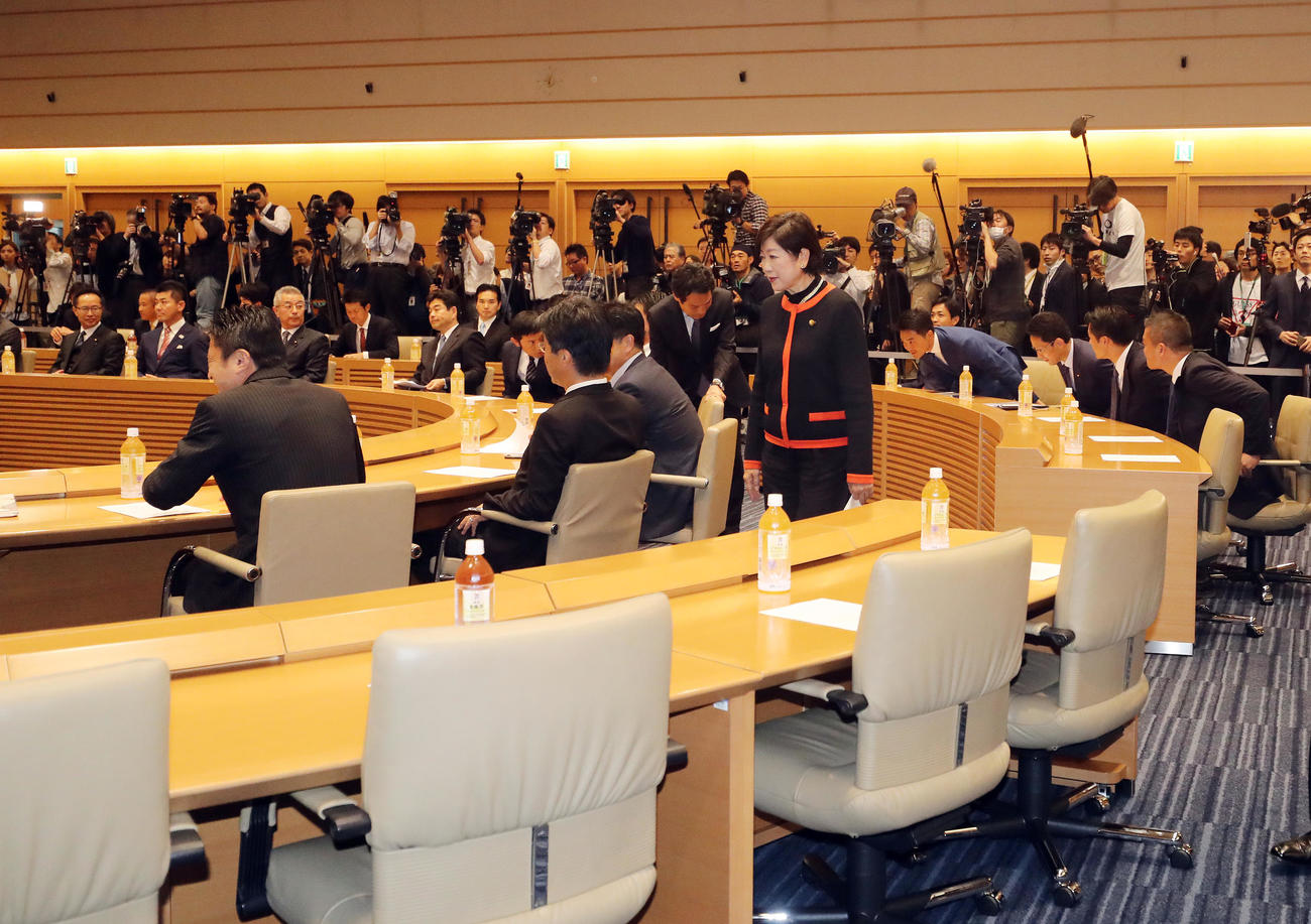 希望の党の初めての両院議員懇談会で、多くの報道陣の中、席に向かう小池百合子代表（中央右）