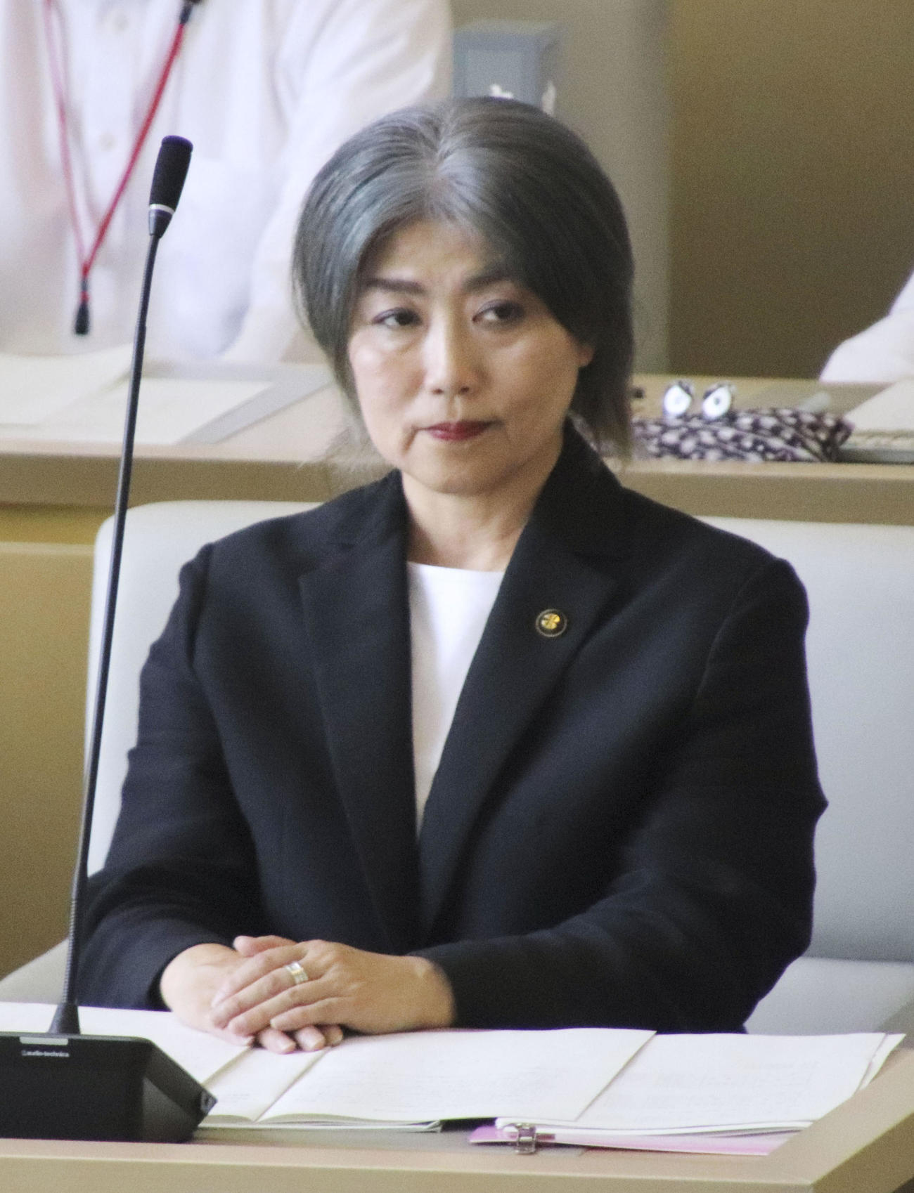 静岡・伊東市議会で、自身に対する辞職勧告決議を見届ける田久保市長
