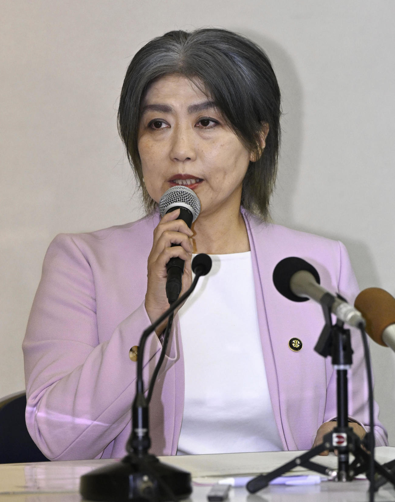 記者会見で辞任を表明する静岡・伊東市の田久保真紀市長(共同)