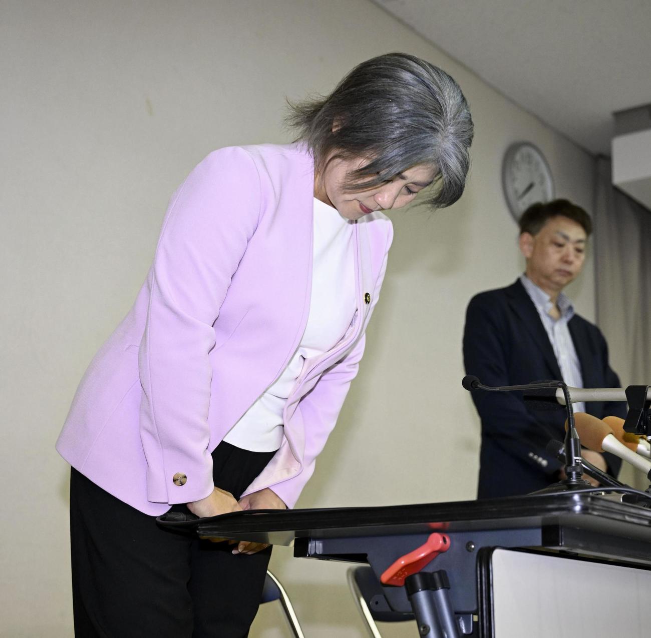 記者会見で謝罪し、頭を下げる静岡・伊東市の田久保真紀市長(共同)