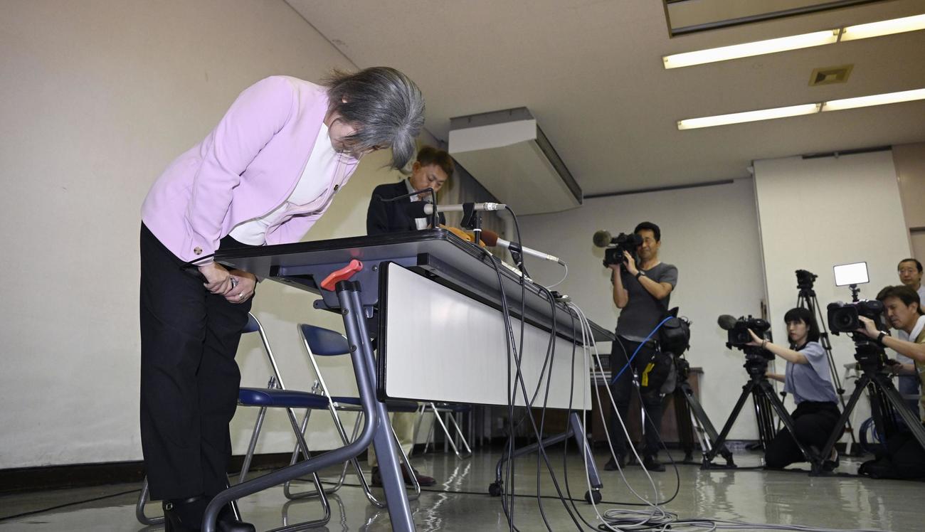 記者会見で謝罪し、頭を下げる静岡県伊東市の田久保真紀市長(共同)