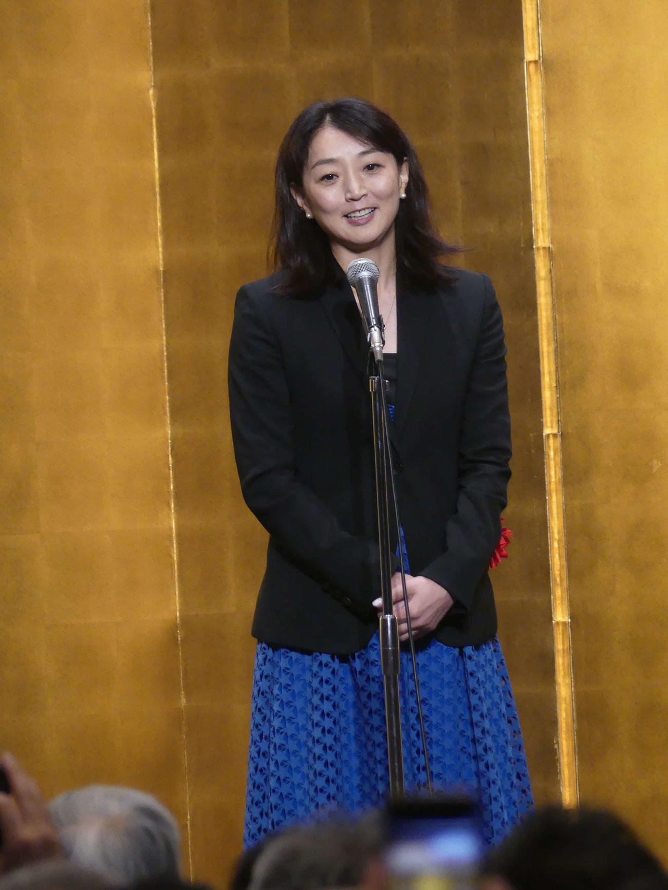 参院選に立候補している自民党の鈴木大地氏の総決起大会であいさつする岩崎恭子さん（撮影・中山知子）