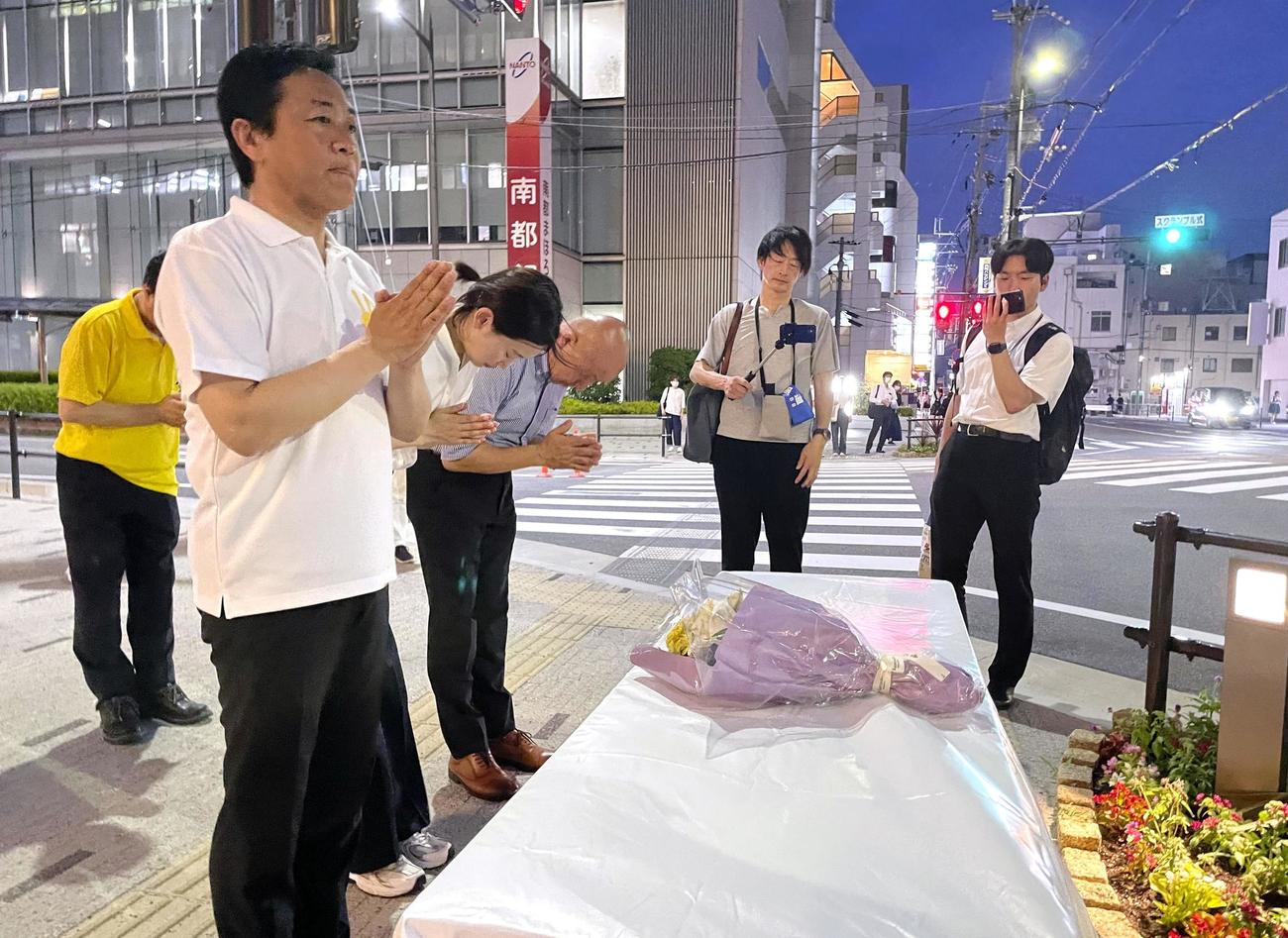 安倍元首相の銃撃事件現場を訪れ、手を合わせる国民民主党の玉木代表（手前）（共同）