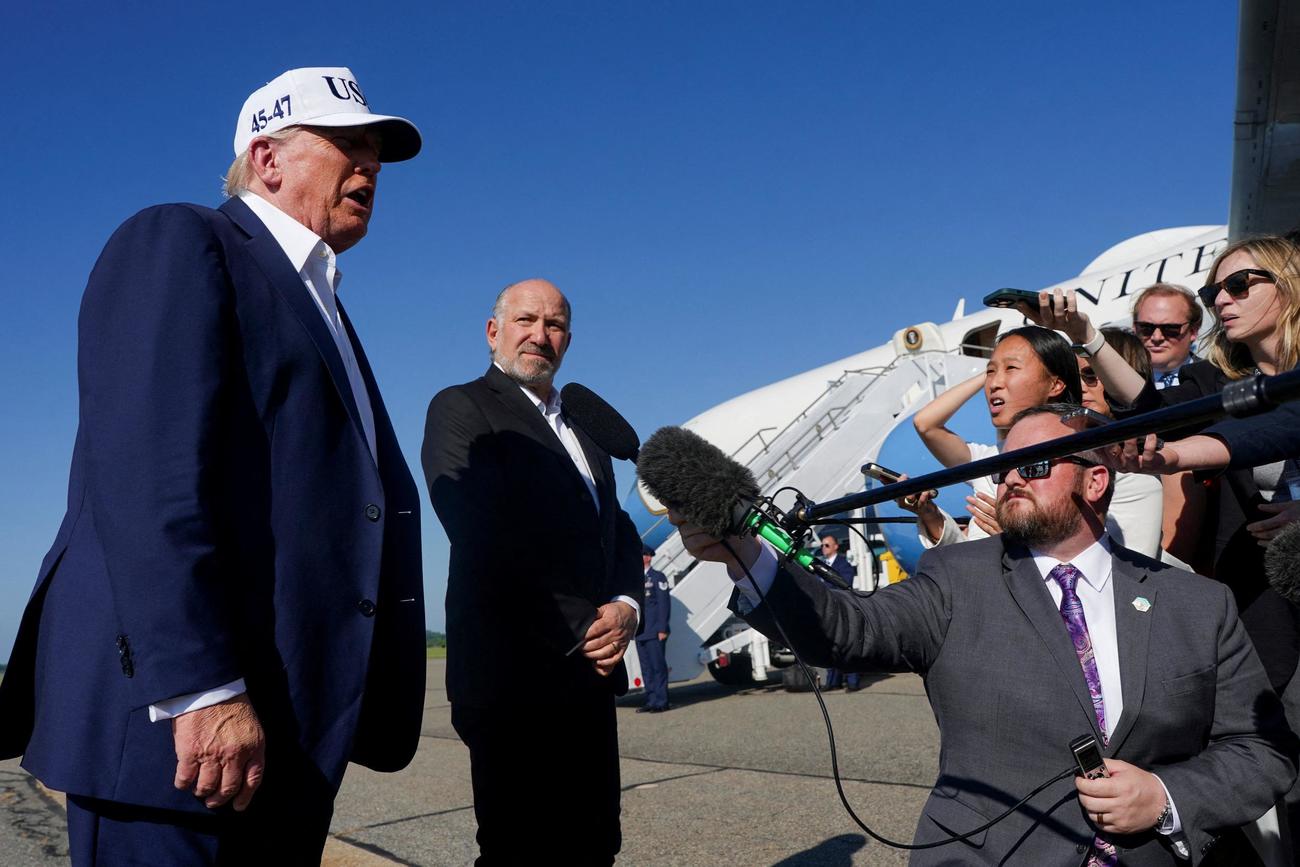 6日、米ニュージャージー州で記者の質問に答えるトランプ大統領（左）とラトニック商務長官（ロイター＝共同）