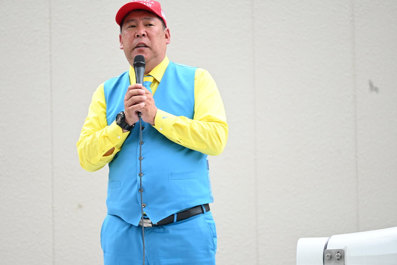 奈良・大和西大寺駅前に設置された献花台の近くで街頭演説した政治団体「NHK党」党首、立花孝志氏（撮影・松浦隆司）