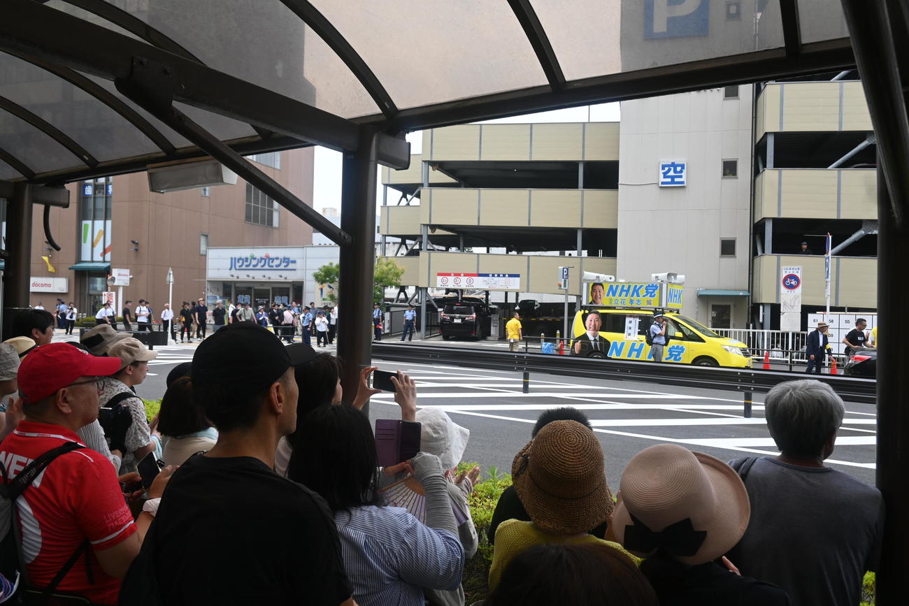 政治団体「NHK党」党首、立花孝志氏が安倍晋三元首相が銃撃された現場となった奈良・大和西大寺駅前に設置された献花台の近くで街頭演説（撮影・松浦隆司）