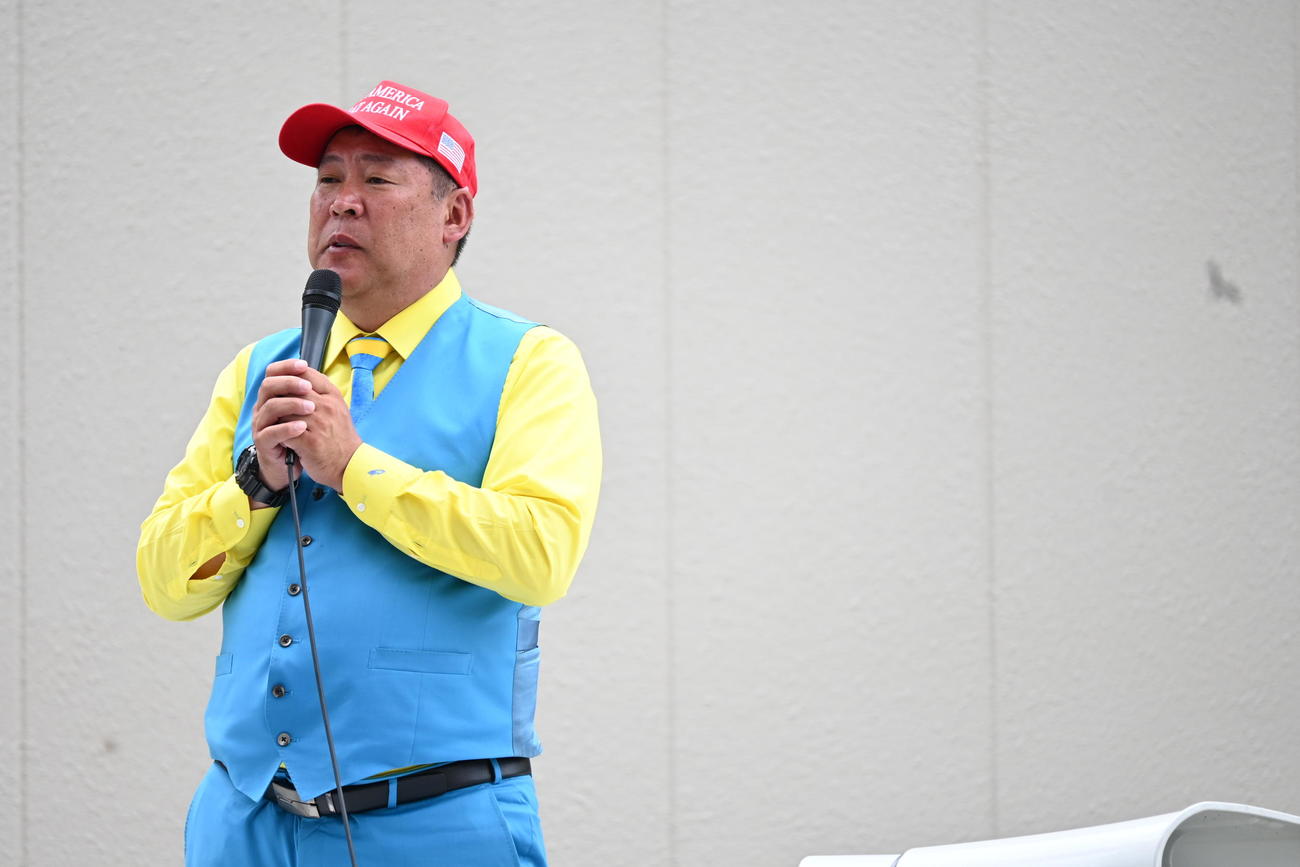 奈良・大和西大寺駅前に設置された献花台の近くで街頭演説した政治団体「NHK党」党首、立花孝志氏（撮影・松浦隆司）