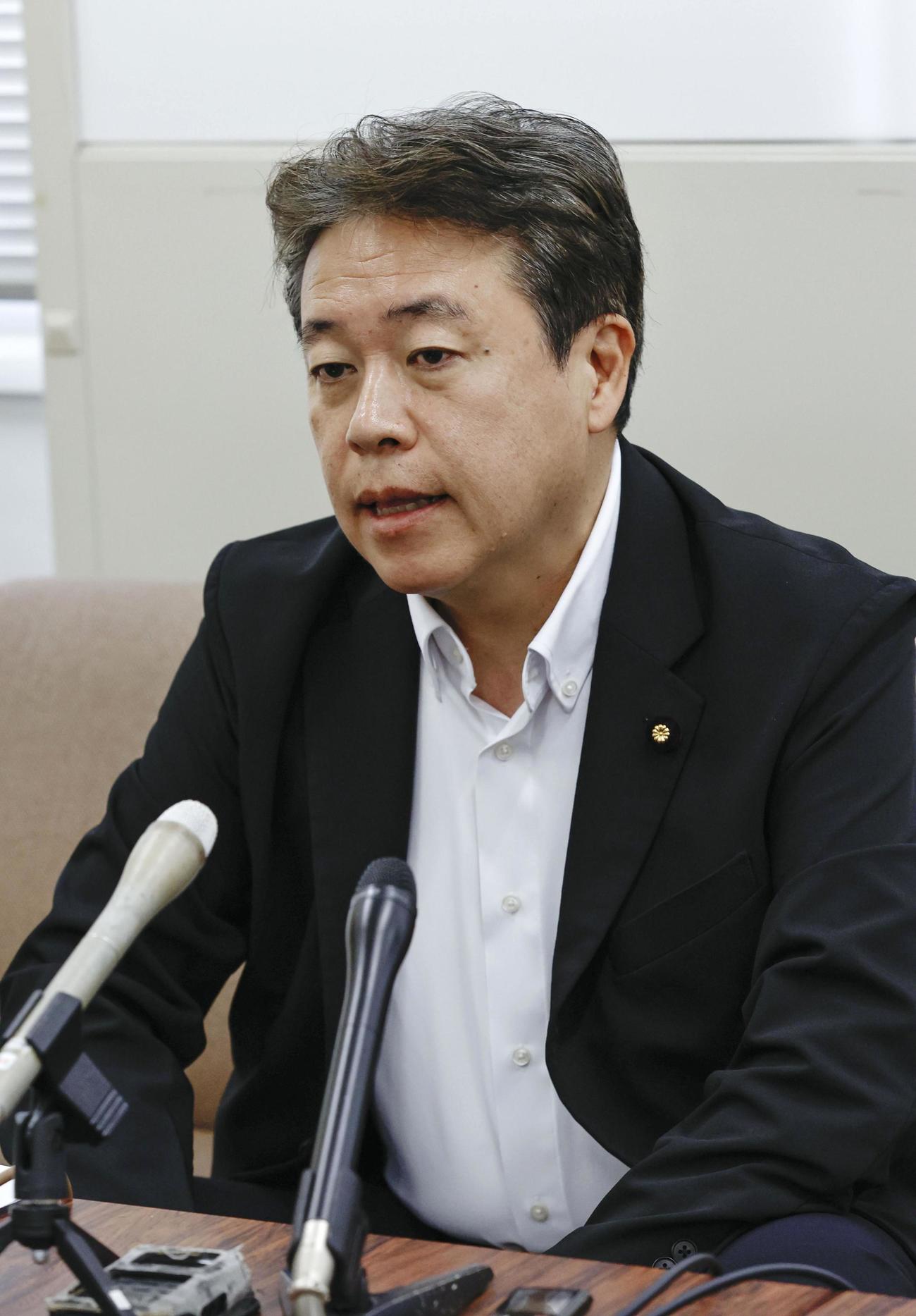 記者会見で陳謝する自民党の鶴保庸介参院予算委員長（共同）
