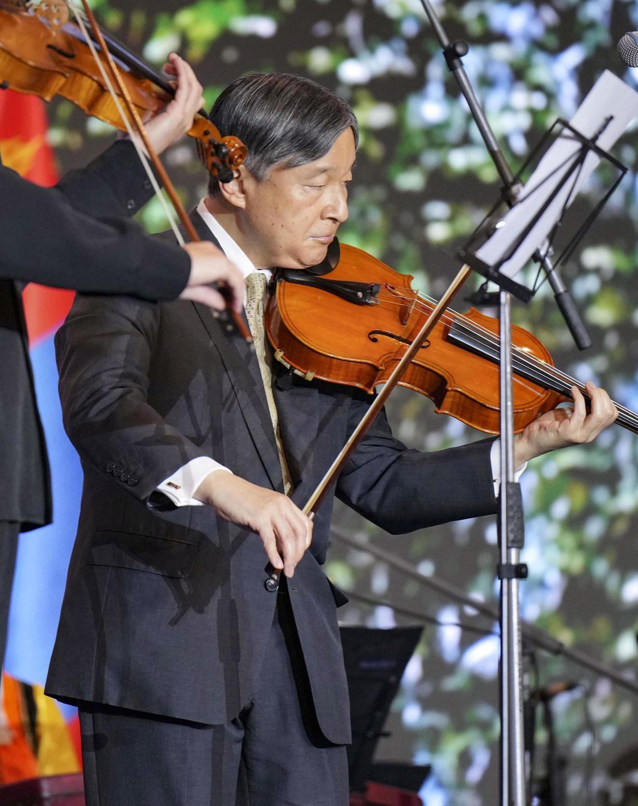 モンゴルのフレルスフ大統領夫妻主催の晩さん会で、ビオラを演奏される天皇陛下＝8日、ウランバートル（代表撮影・共同）