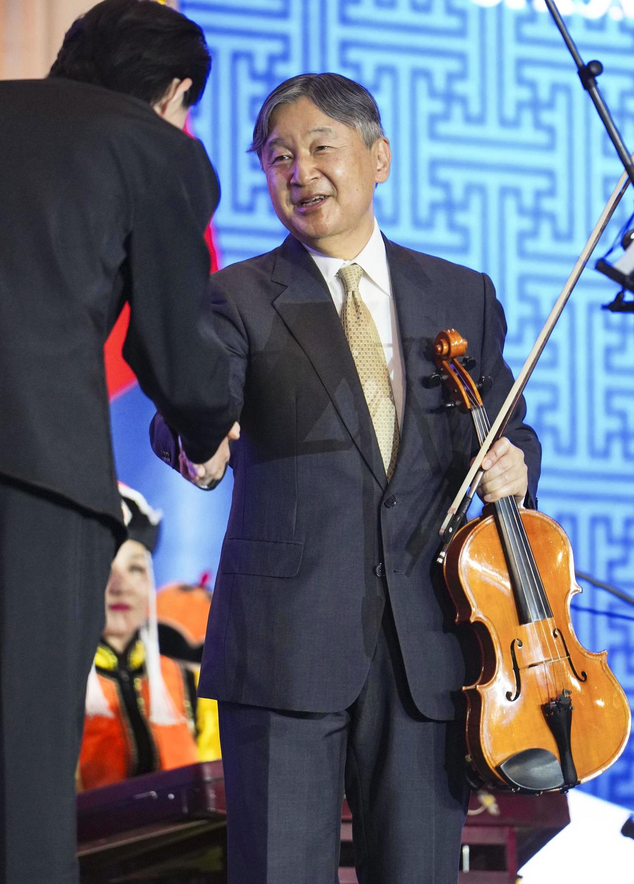 モンゴルのフレルスフ大統領夫妻主催の晩さん会で、ビオラを演奏された天皇陛下＝8日、ウランバートル（代表撮影・共同）