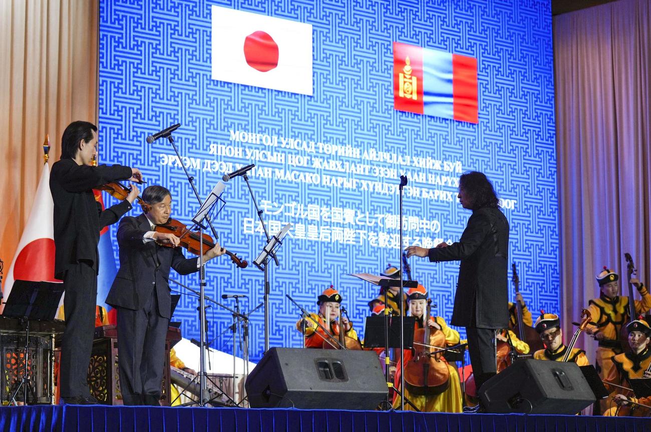 モンゴルのフレルスフ大統領夫妻主催の晩さん会で、ビオラを演奏される天皇陛下＝8日、ウランバートル（代表撮影・共同）