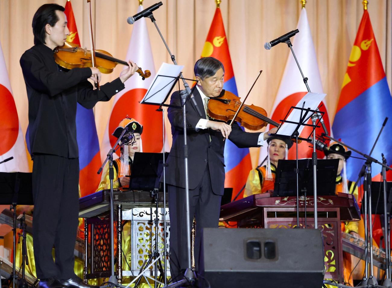 モンゴルのフレルスフ大統領夫妻主催の晩さん会で、ビオラを演奏される天皇陛下＝8日、ウランバートル（代表撮影・共同）