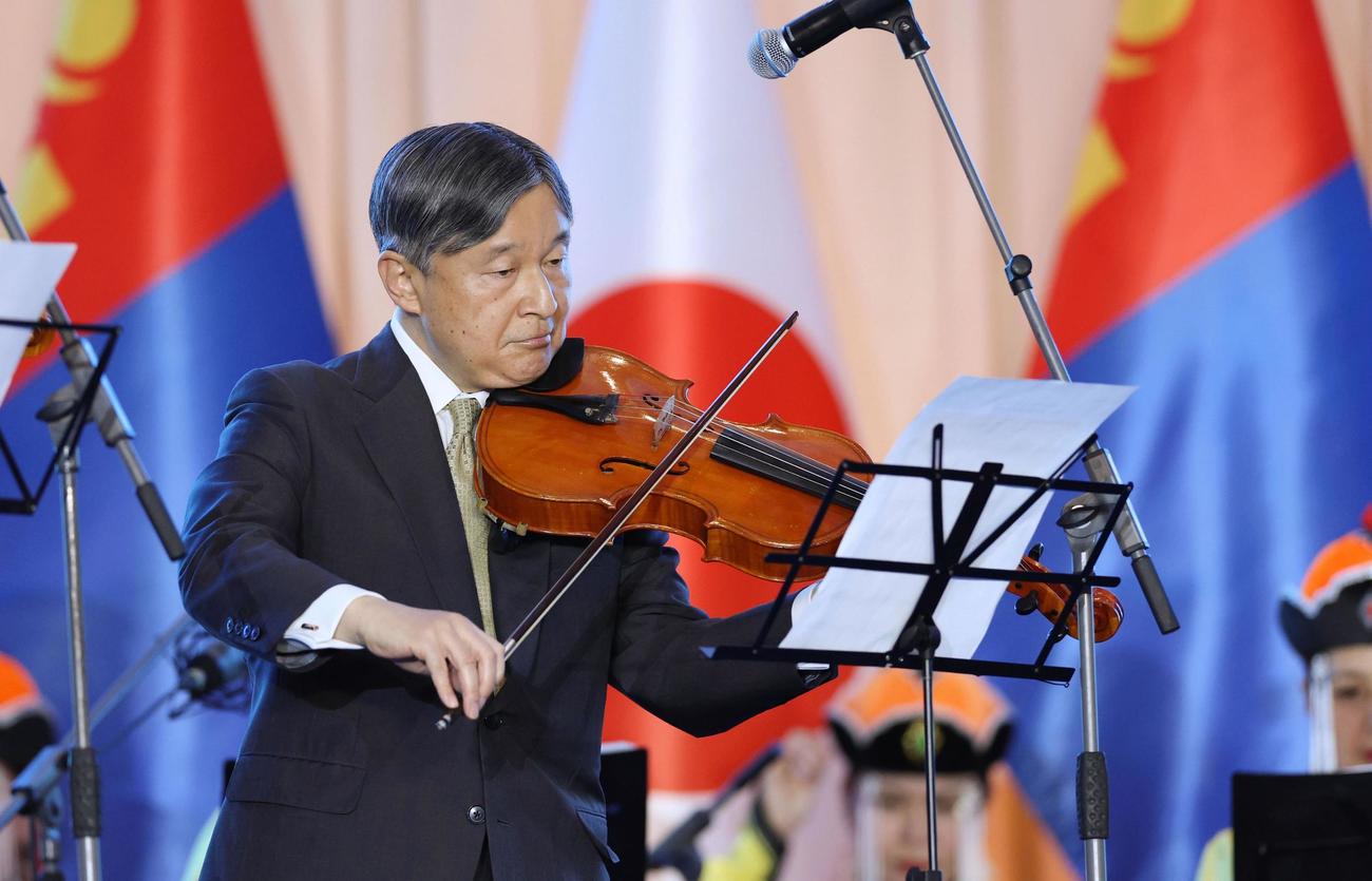 モンゴルのフレルスフ大統領夫妻主催の晩さん会で、ビオラを演奏される天皇陛下＝8日、ウランバートル（代表撮影・共同）