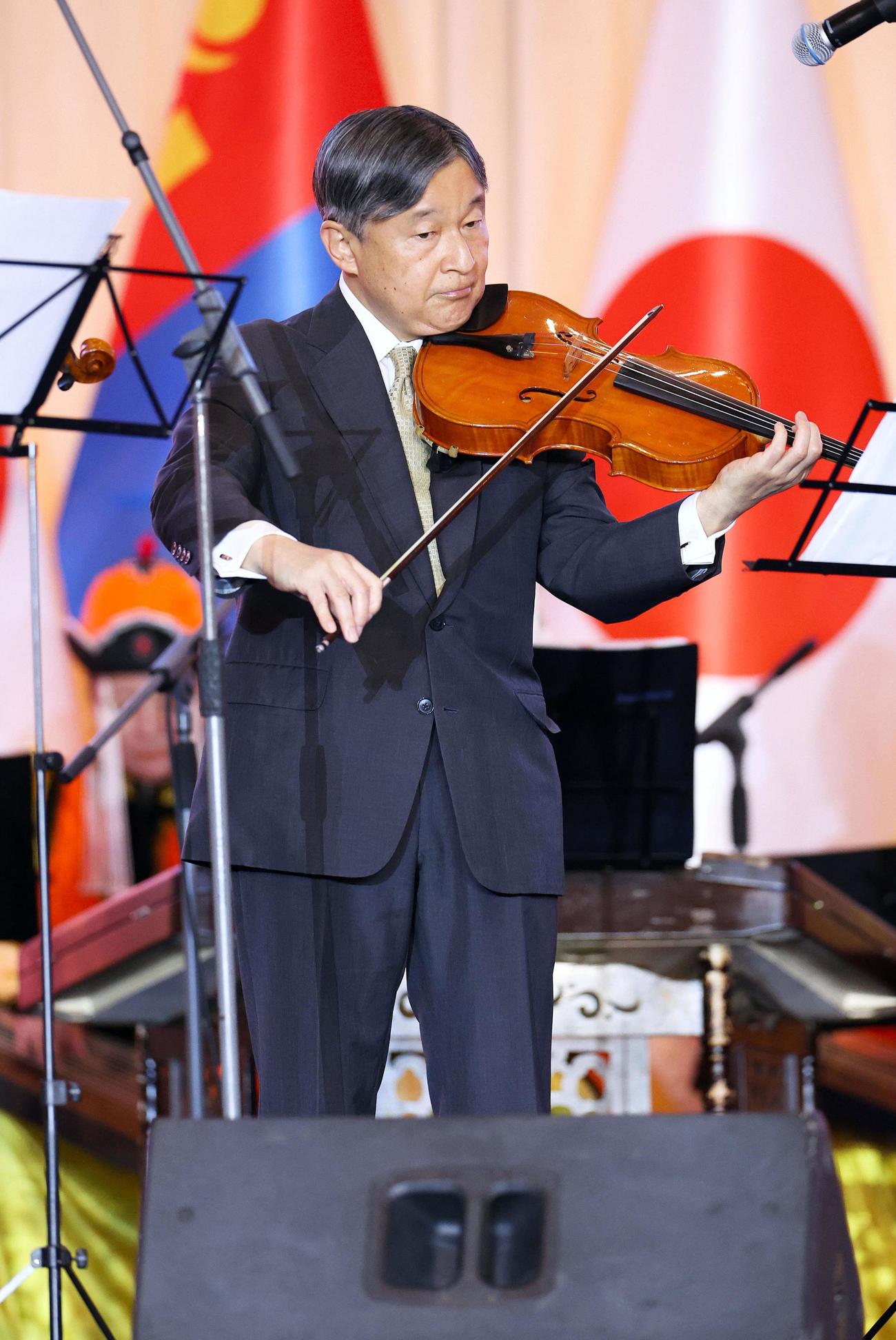 モンゴルのフレルスフ大統領夫妻主催の晩さん会で、ビオラを演奏される天皇陛下＝8日、ウランバートル（代表撮影・共同）