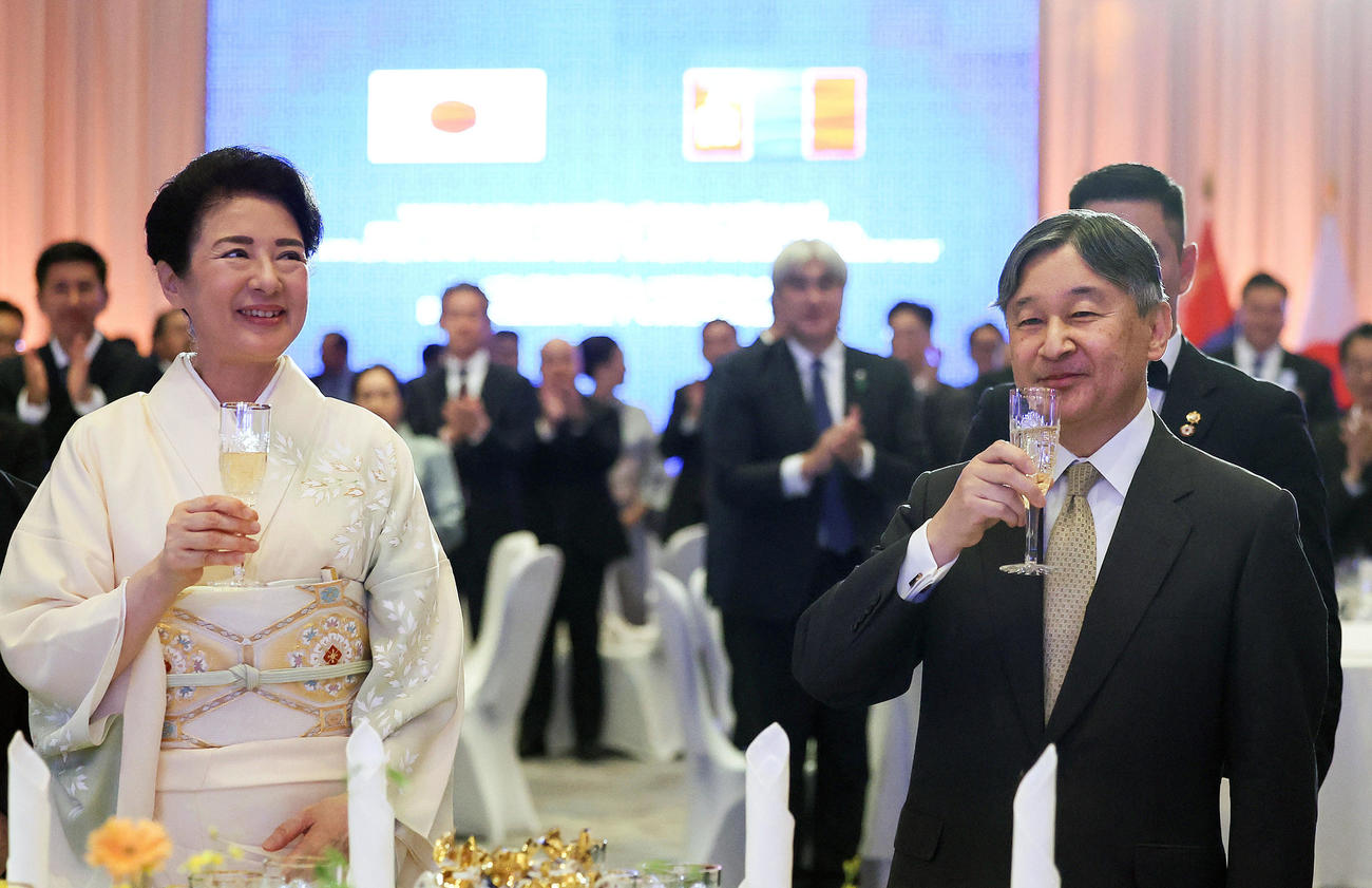 モンゴルのフレルスフ大統領夫妻主催の晩さん会で、乾杯される天皇、皇后両陛下＝8日、ウランバートル（代表撮影・共同）