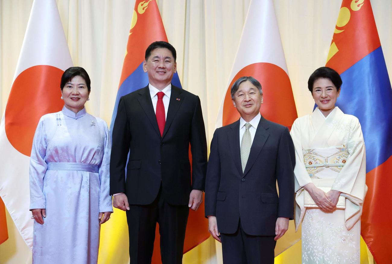 晩さん会を前にモンゴルのフレルスフ大統領夫妻と記念撮影される天皇、皇后両陛下＝8日、ウランバートル（代表撮影・共同）