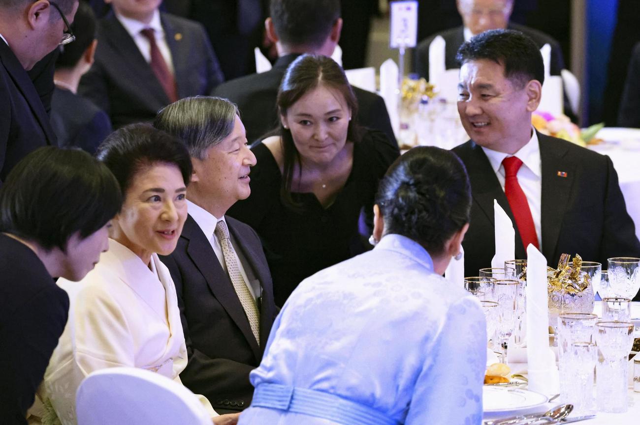 モンゴルのフレルスフ大統領夫妻主催の晩さん会に臨まれる天皇、皇后両陛下＝8日、ウランバートル（代表撮影・共同）