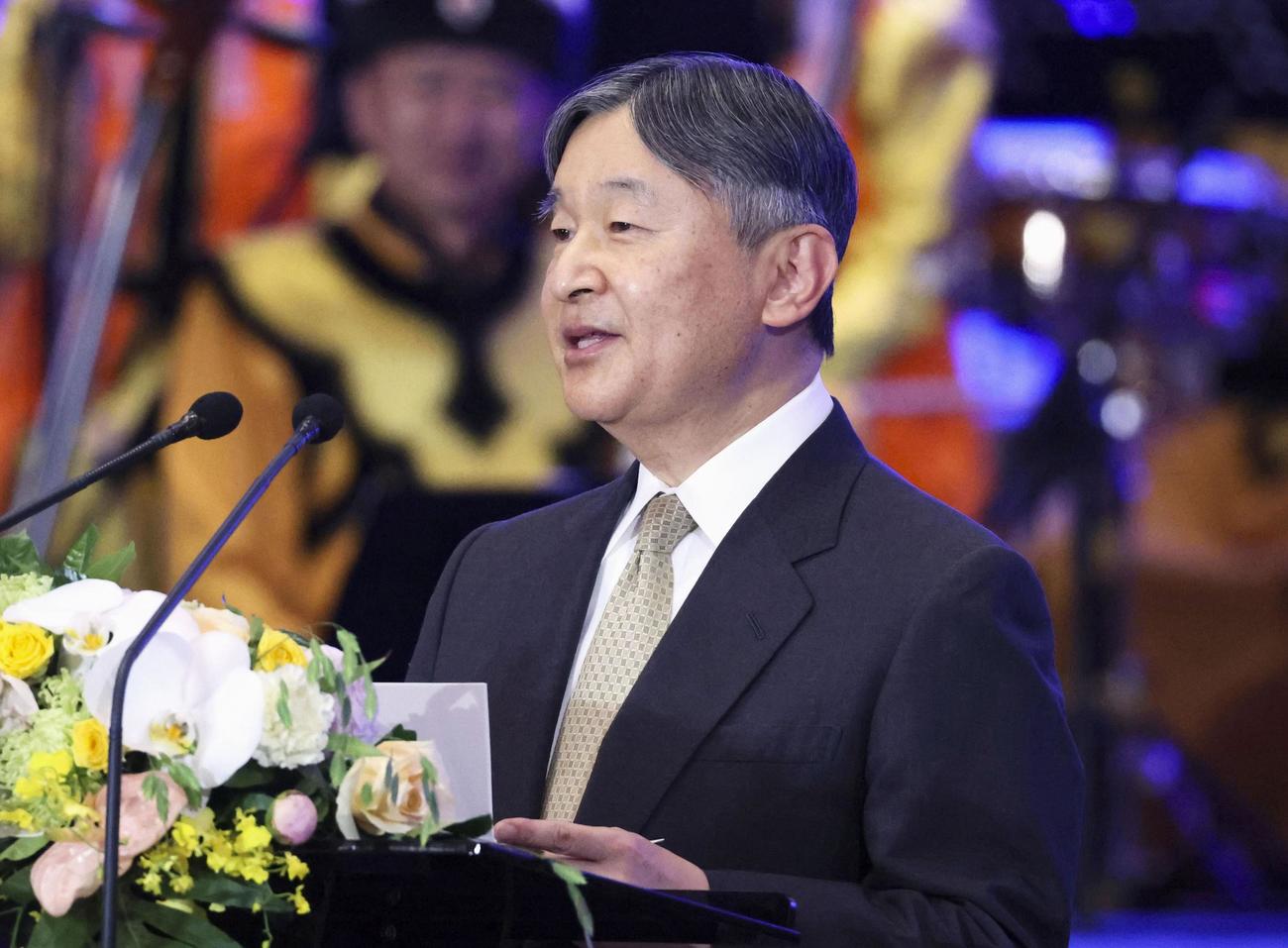 モンゴルのフレルスフ大統領夫妻主催の晩さん会であいさつされる天皇陛下＝8日、ウランバートル（代表撮影・共同）
