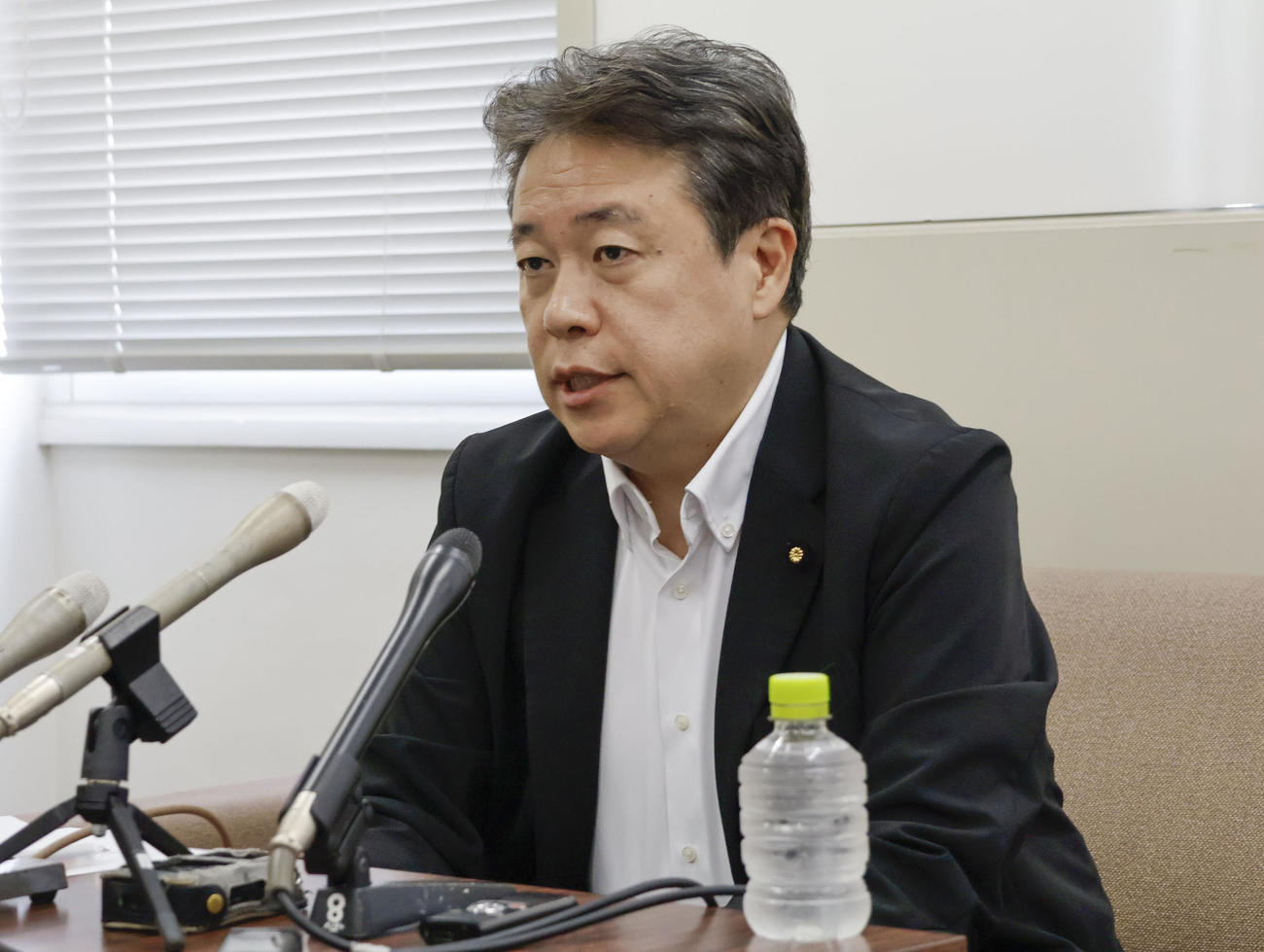 記者会見で陳謝する自民党の鶴保庸介参院予算委員長（共同）