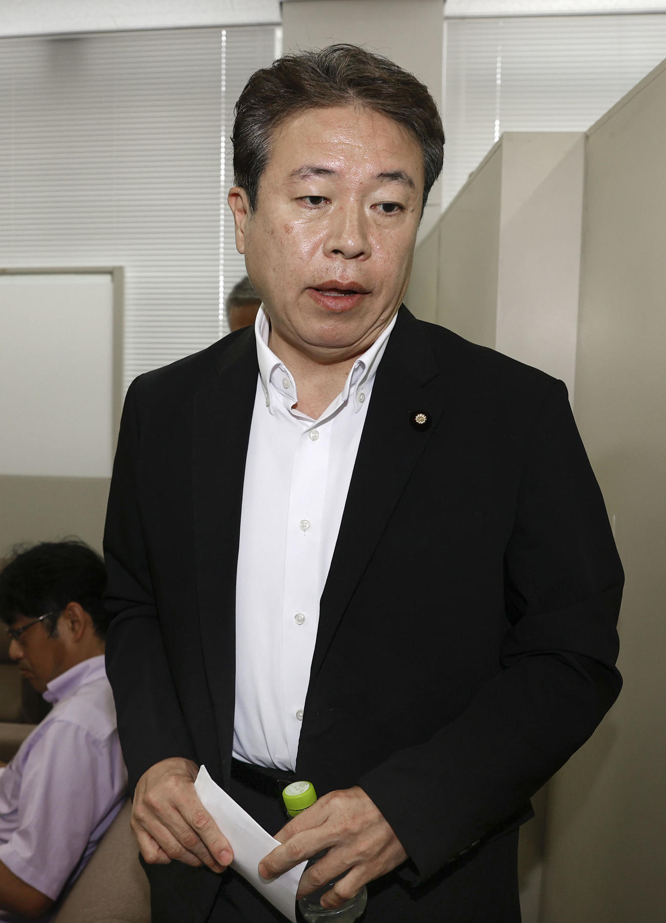記者会見を終え、引き揚げる自民党の鶴保庸介参院予算委員長（共同）