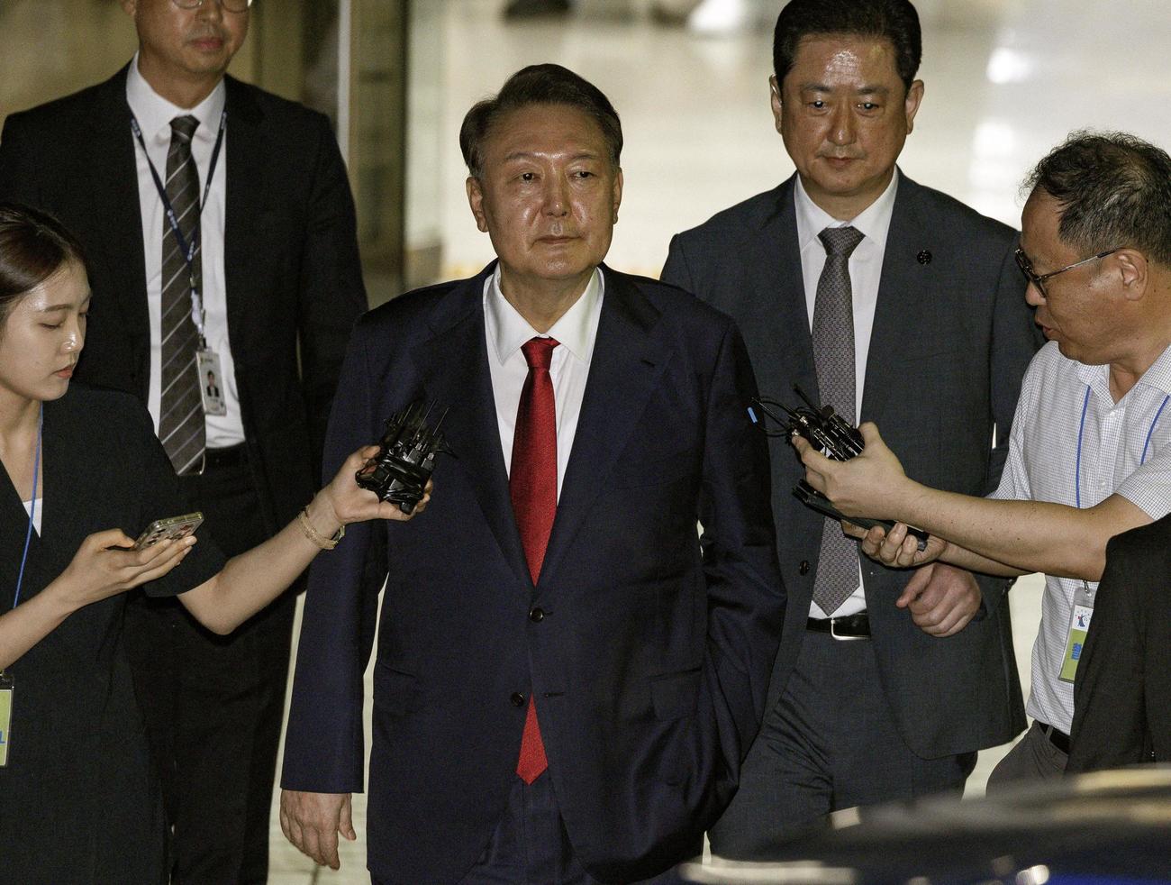 9日、逮捕状審査後、ソウル中央地裁を出る韓国前大統領の尹錫悦容疑者（中央）（聯合＝共同）