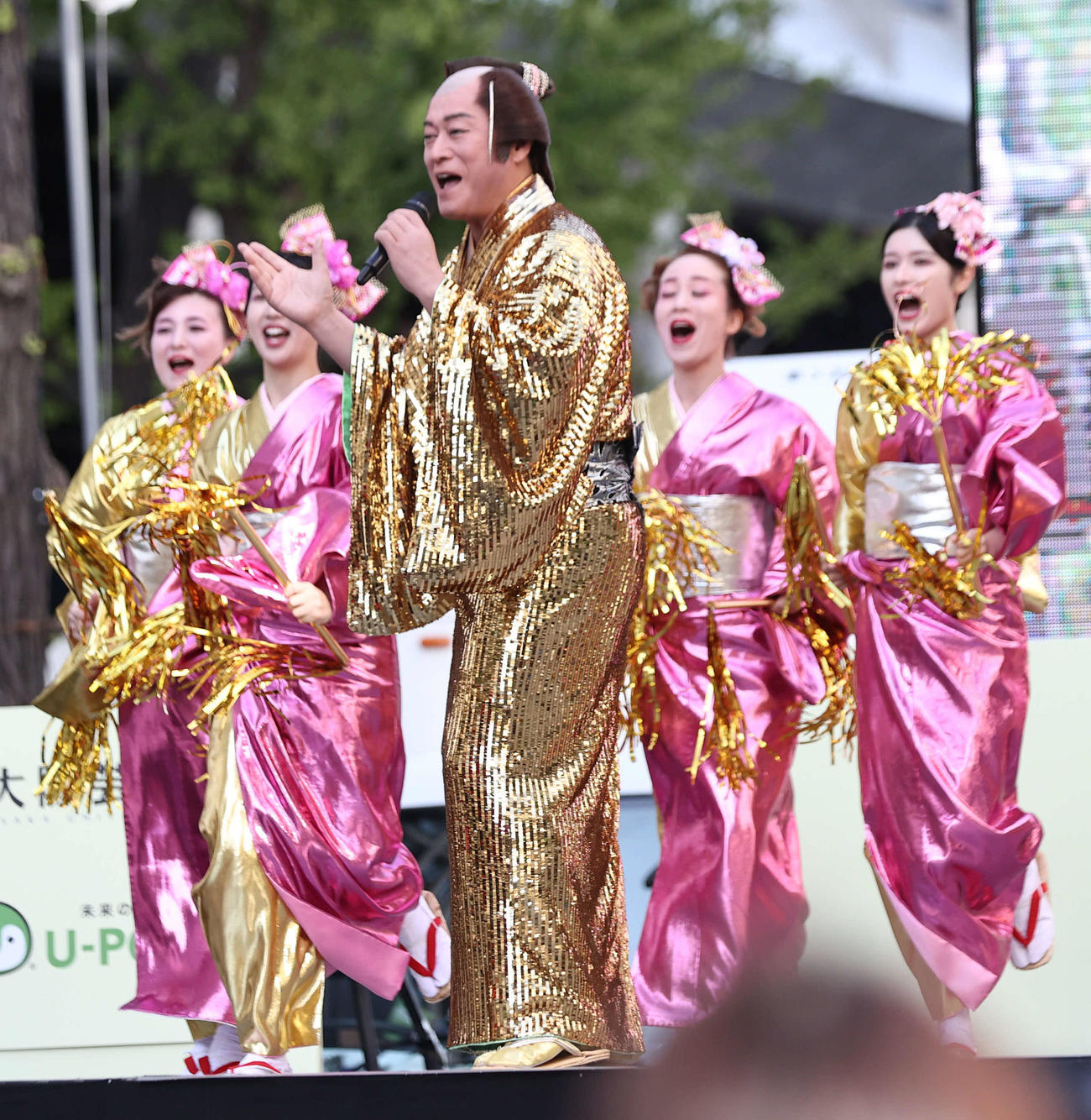 御堂筋ランウェイでマツケンサンバを披露する松平健（2024年11月撮影）