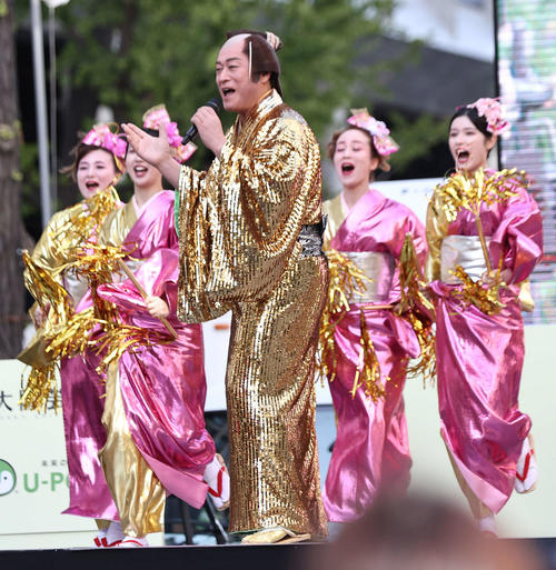 松平健が真夏の万博で「マツケンサンバ」を披露 吉村知事らの熱烈