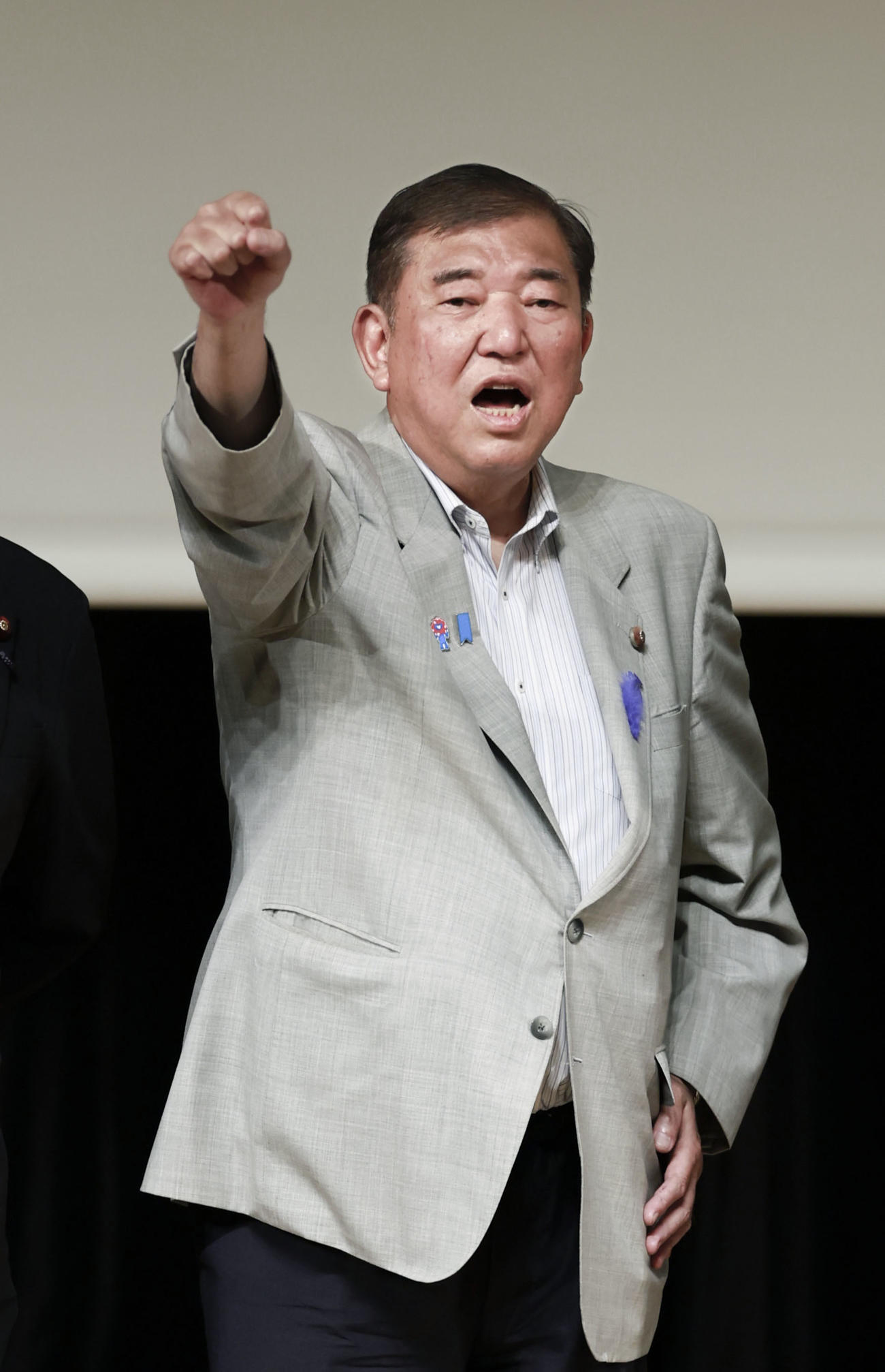 仙台市で演説後に気勢を上げる自民党総裁の石破首相（共同）