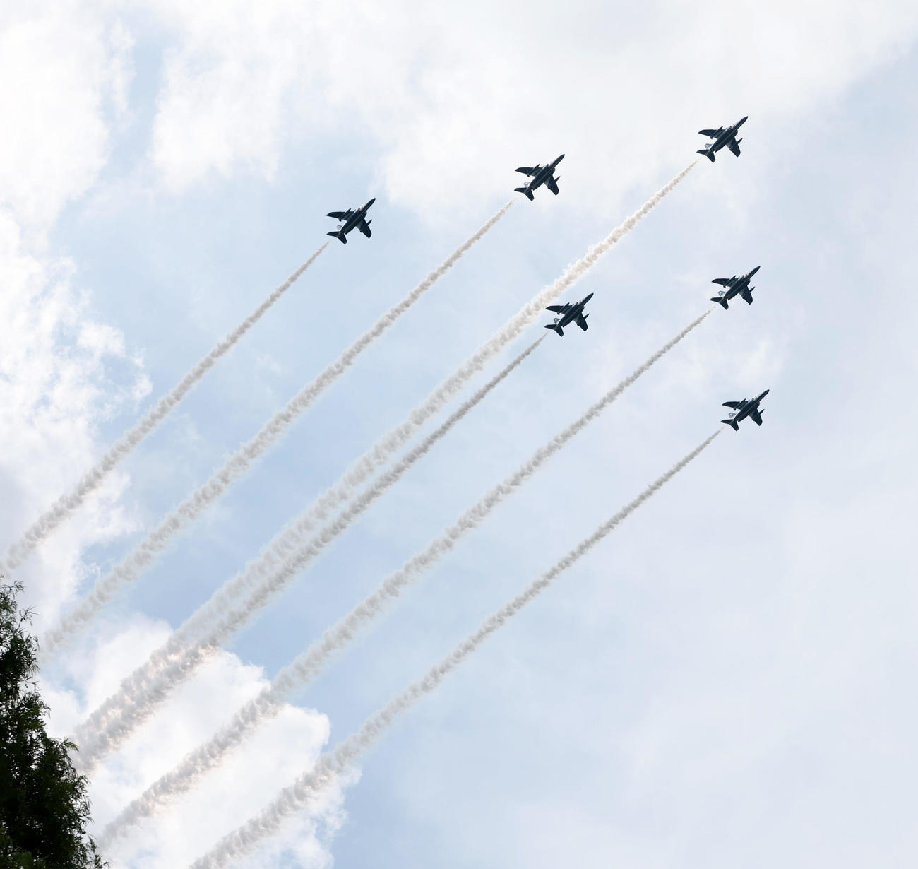 万博公園上空を展示飛行するブルーインパルス（撮影・加藤哉）