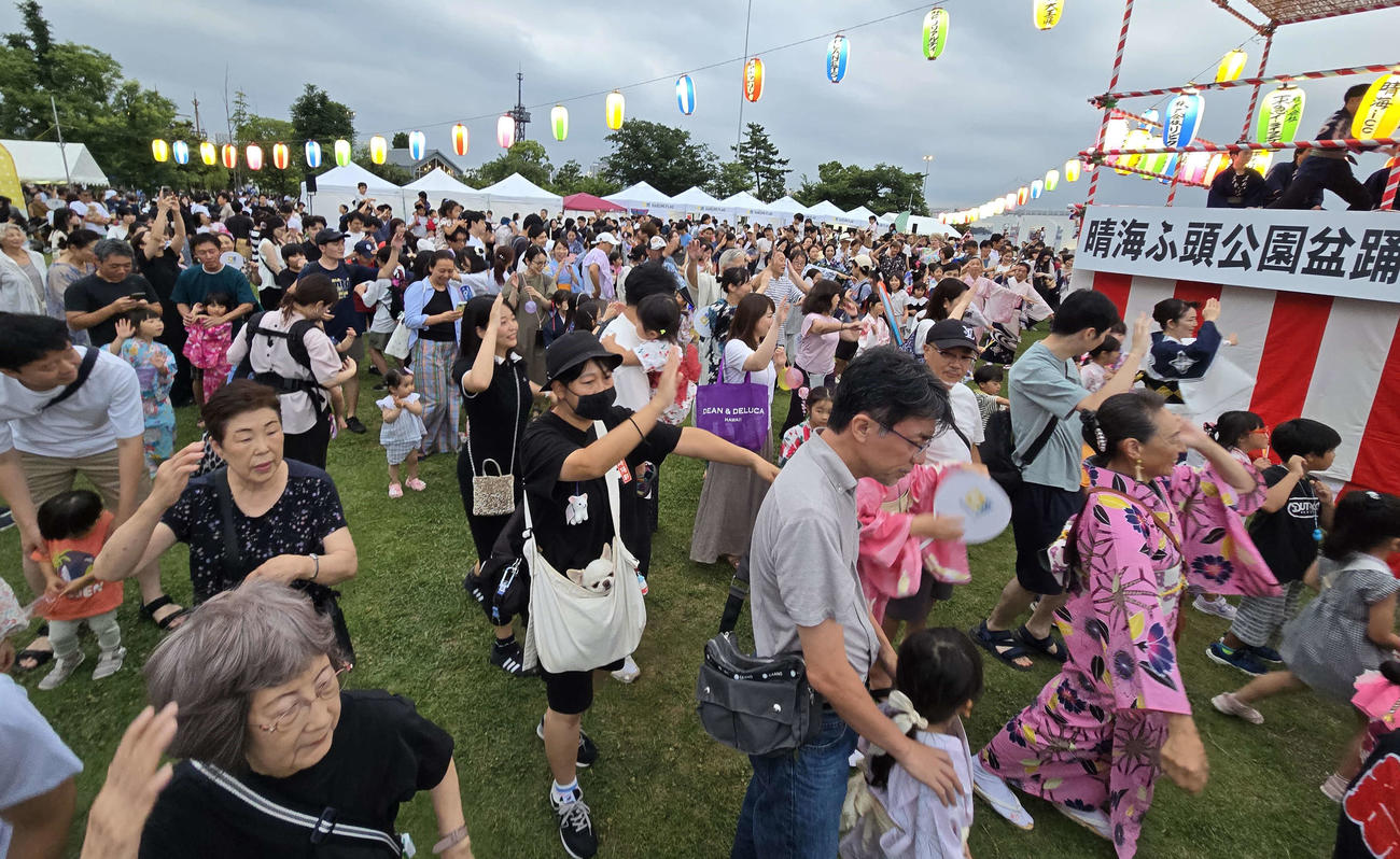 東京五輪で選手村だった晴海フラッグでの初めての盆踊りが晴海埠頭公園で実施され、東京音頭で楽しそうに住民らが踊った（撮影・寺沢卓）