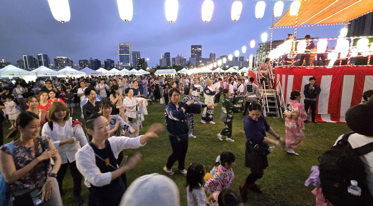 晴海フラッグでの初めての盆踊りには多くの住民が集結した（撮影・寺沢卓）